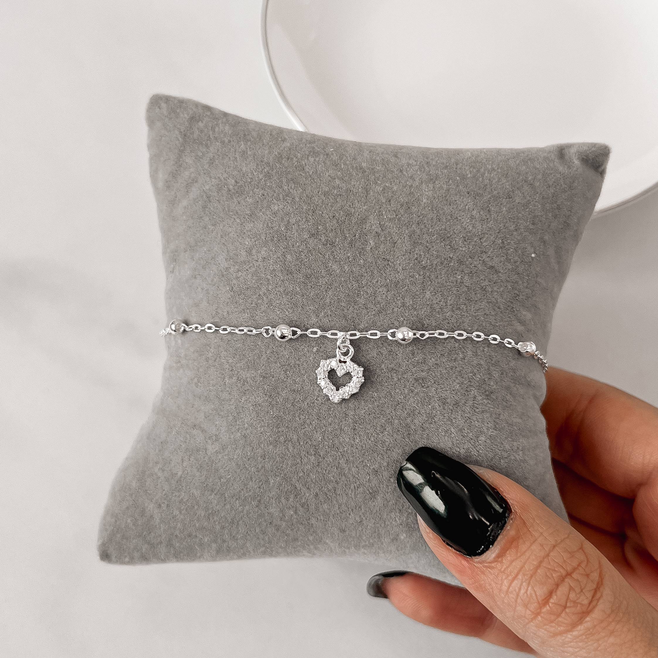 Pulseira entremeio bolas com pingente coração vazado cravejado 8mm