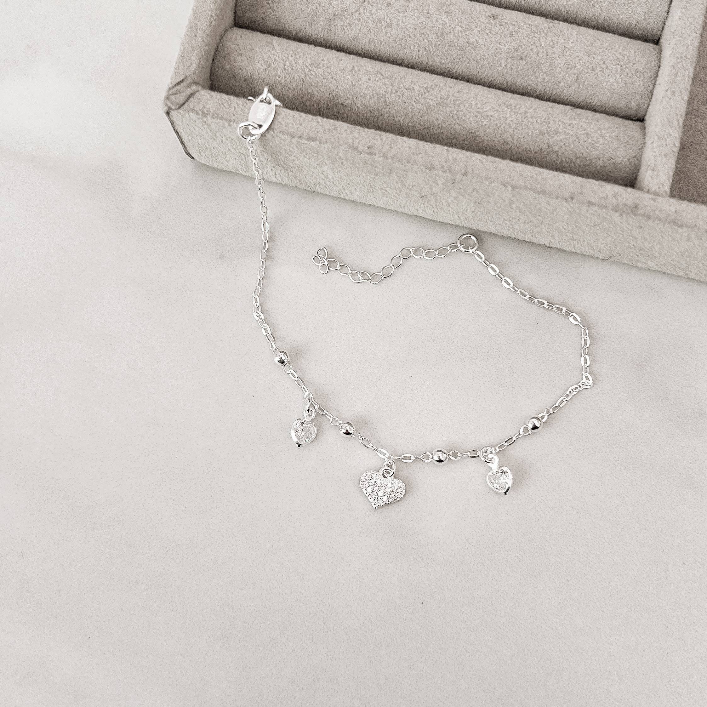 Pulseira entremeio bolas com pingentes coração cravejado e zircônias coração