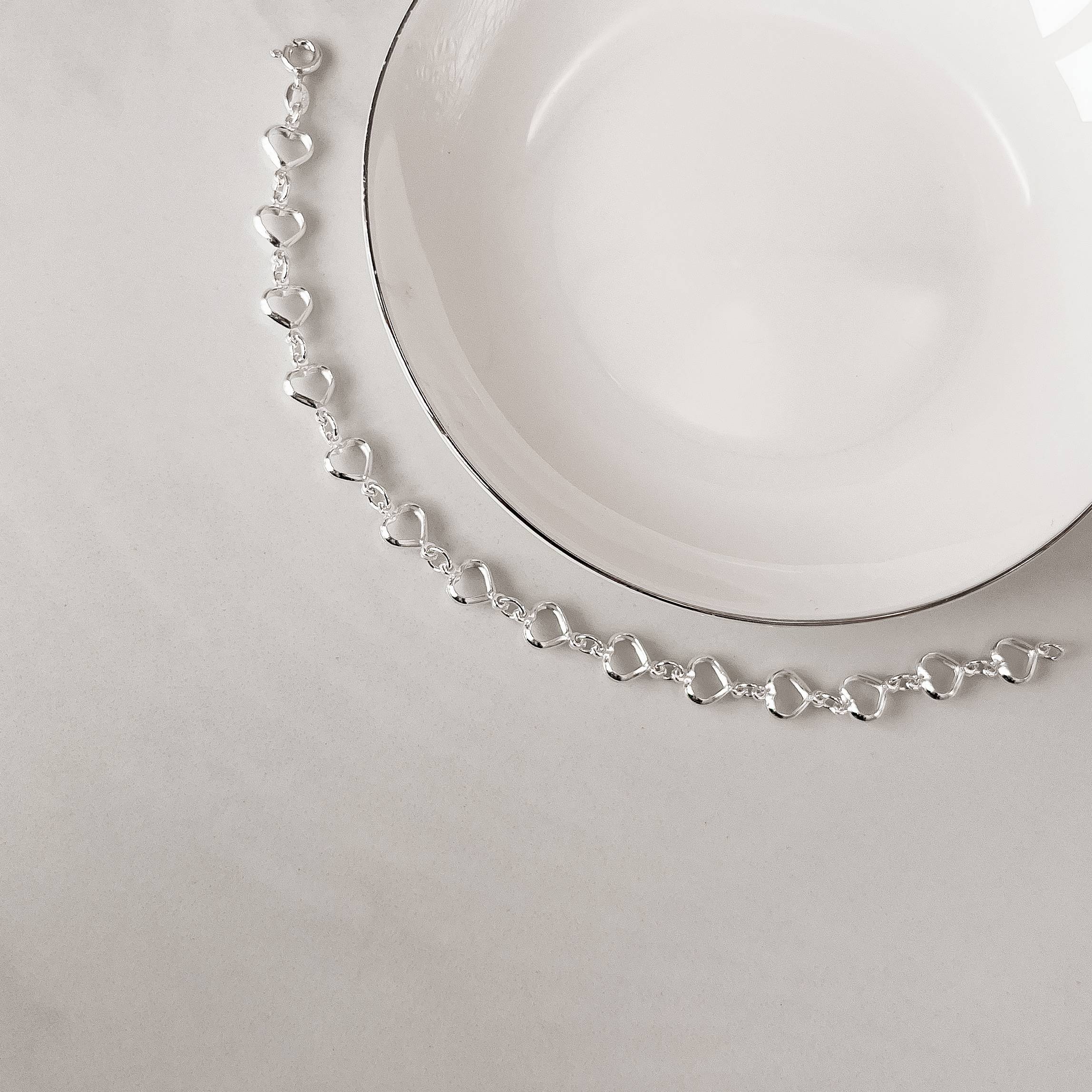 Imagem Pulseira entremeio corações vazados 8mm