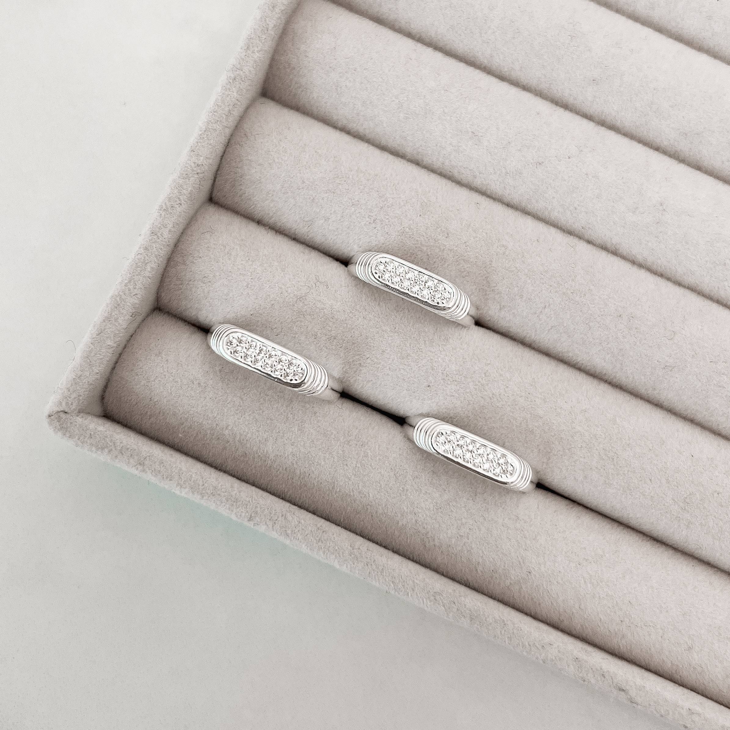 Imagem Secundária Anel reto cravejado detalhe riscado