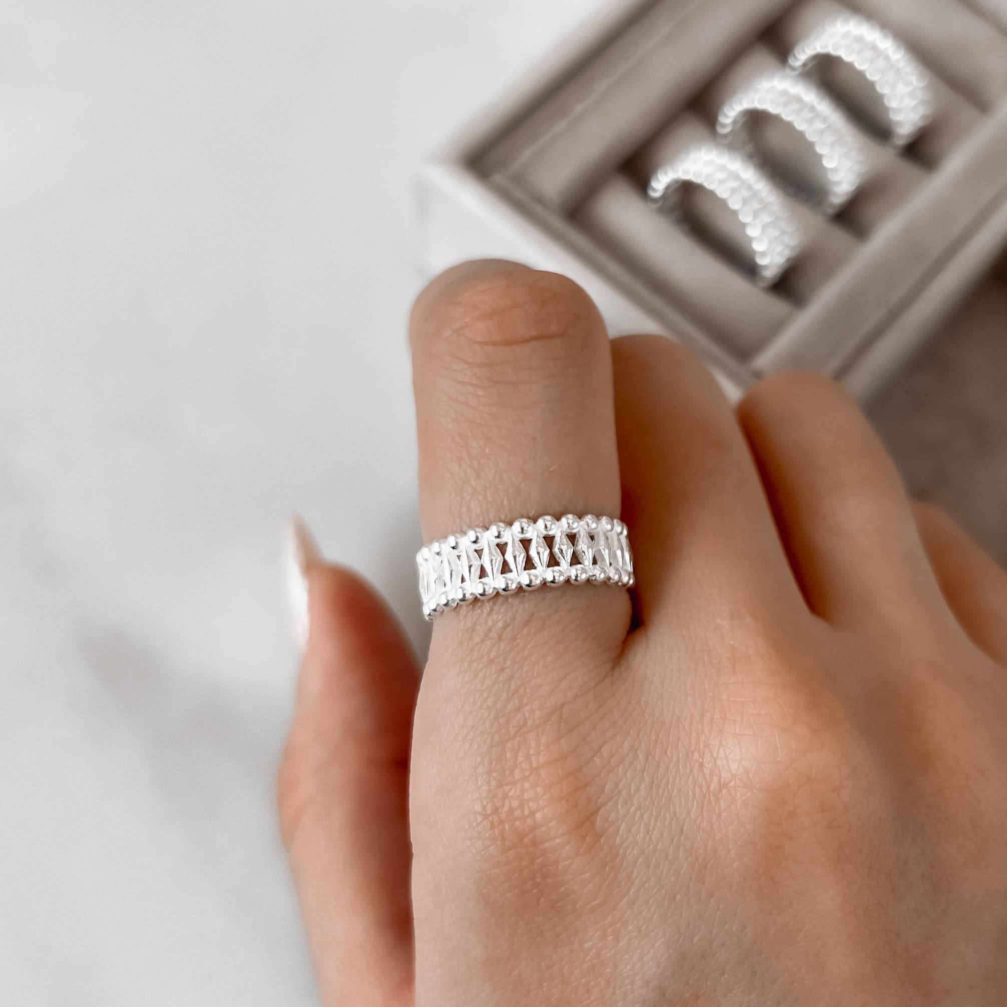 Imagem Secundária Anel largo fio bolinhas trabalhado