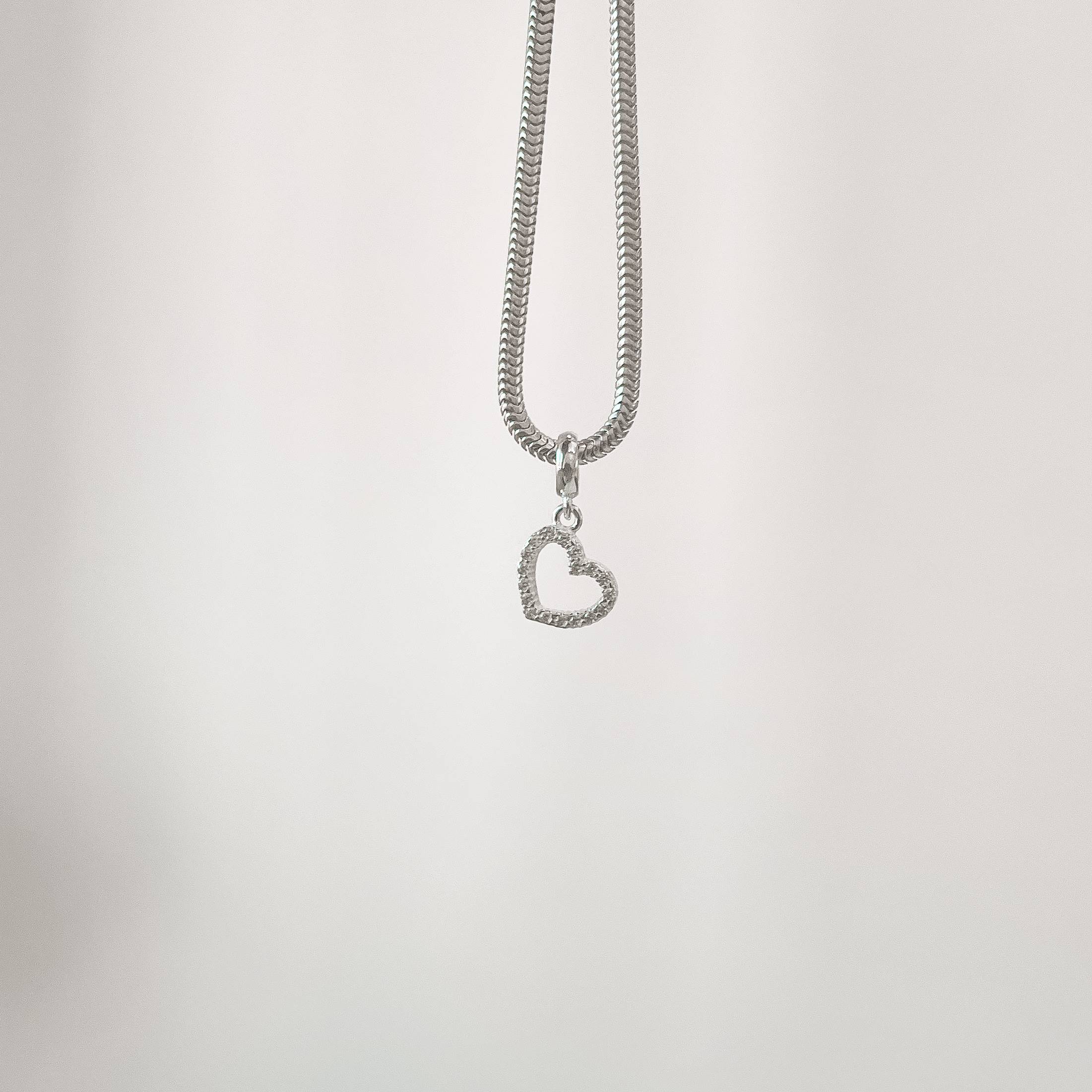 Berloque pingente coração de lado vazado cravejado 11mm