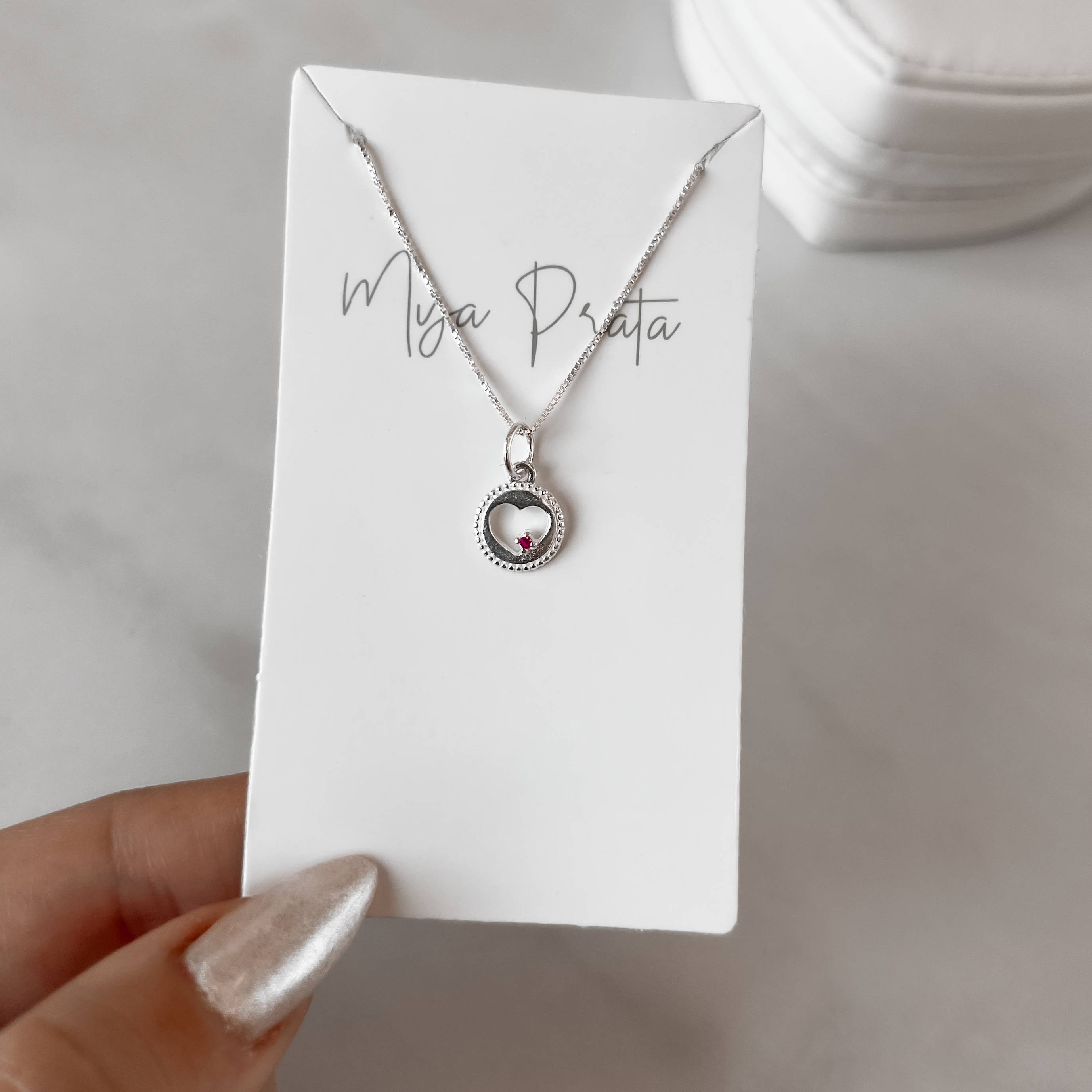 Colar pingente medalha coração vazado com zircônia rosa 10mm 40cm