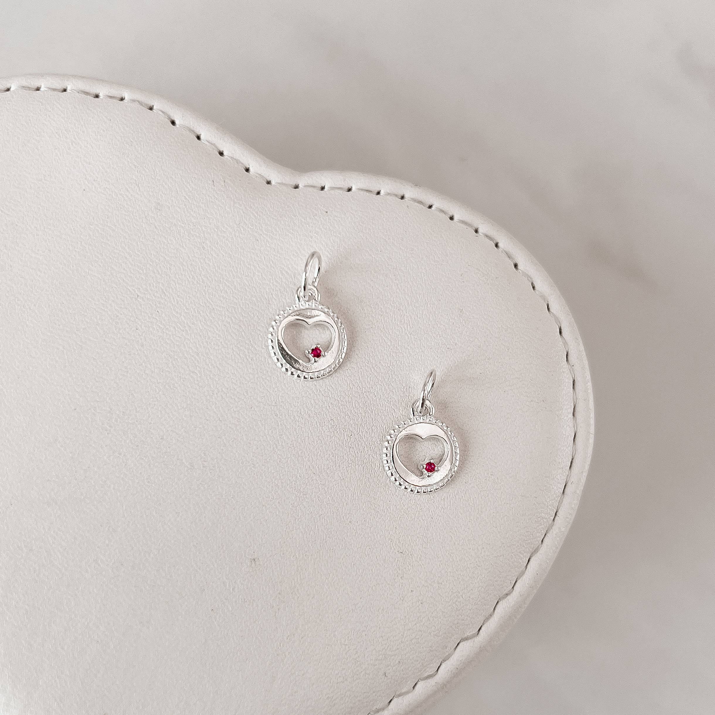 Pingente medalha coração vazado com zircônia rosa 10mm