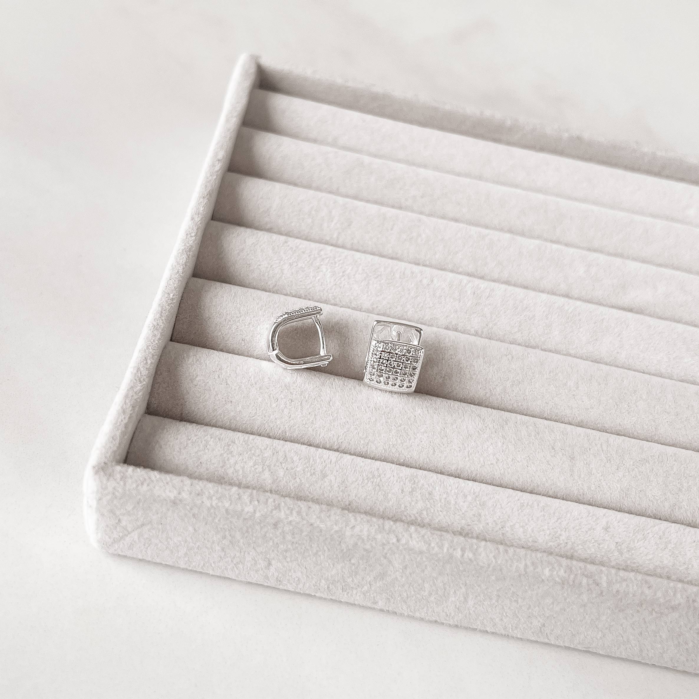 Imagem Argola click quadrado cravejado 11mm detalhe vazado