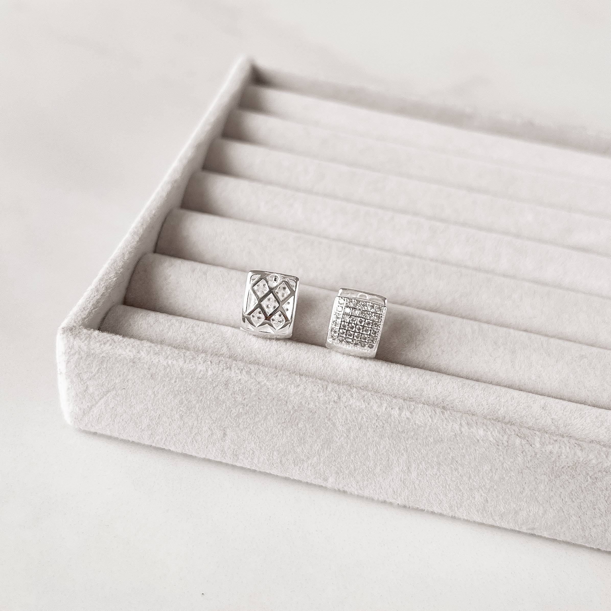 Imagem Secundária Argola click quadrado cravejado 11mm detalhe vazado