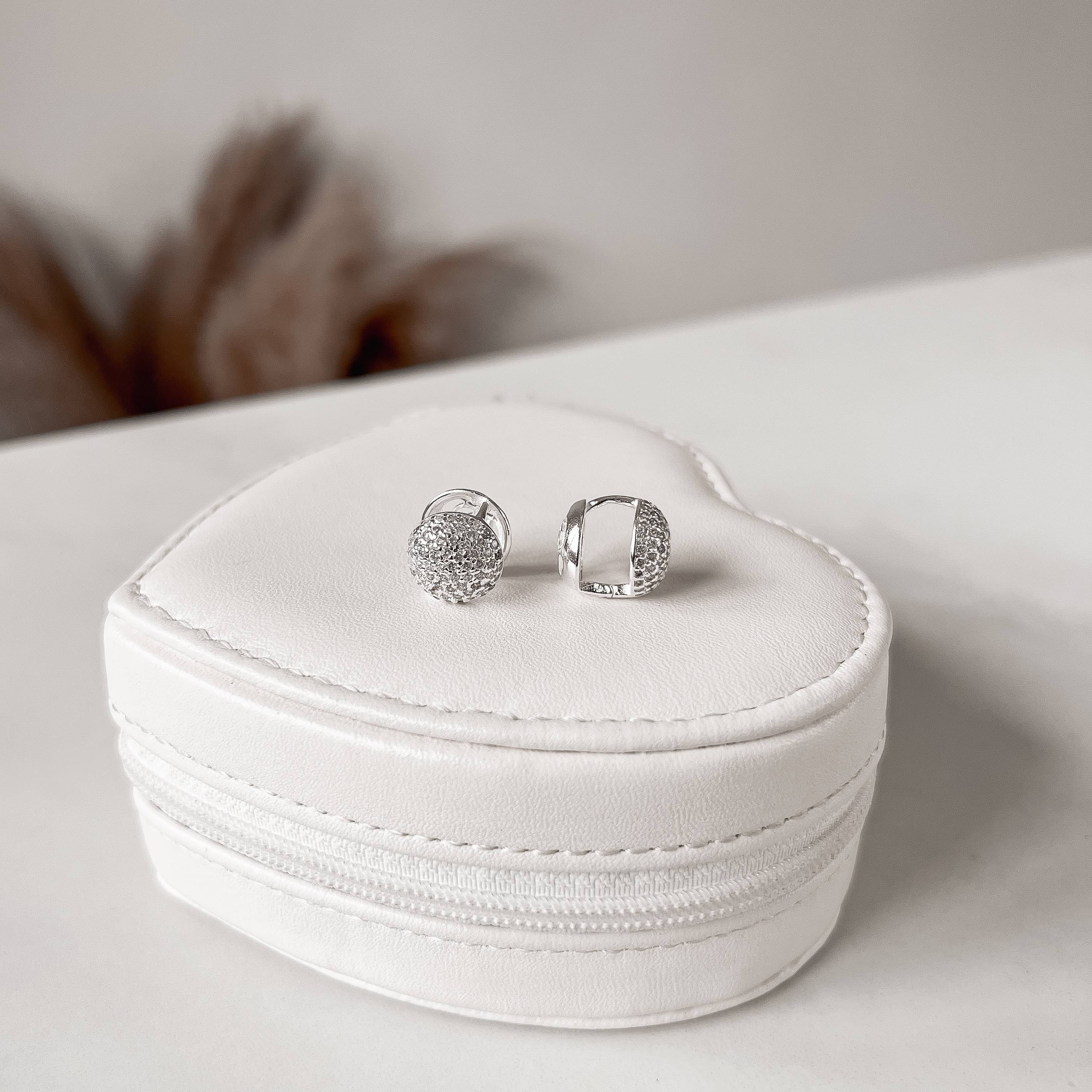 Imagem Argola click círculo cravejado 12mm detalhe flor vazada