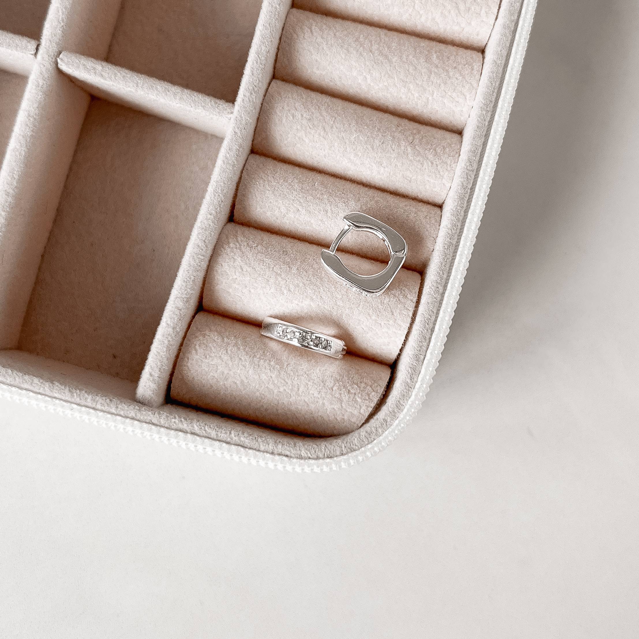 Imagem Argola click quadrada cravejada 10mm