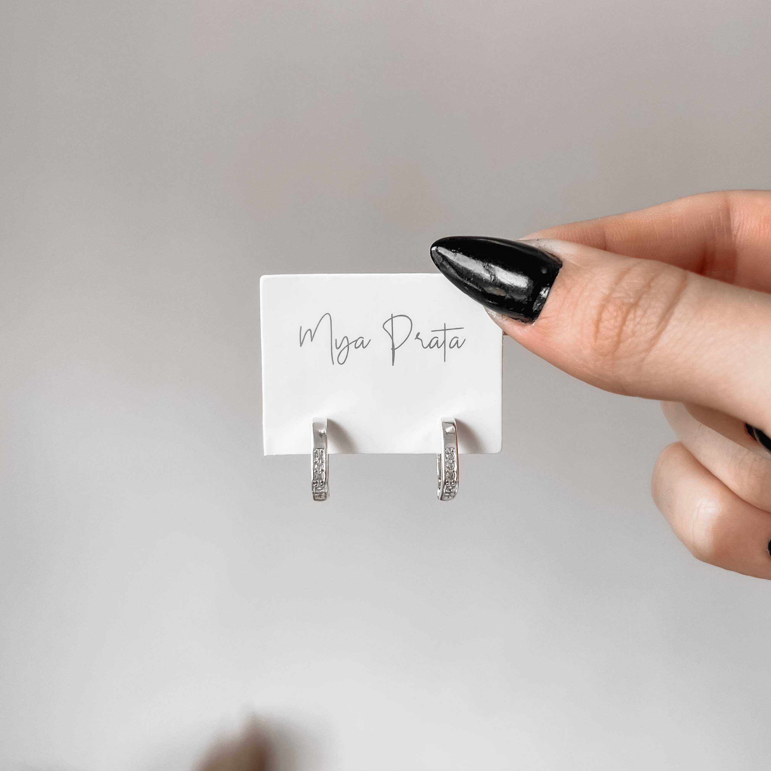 Argola click quadrada cravejada 12mm