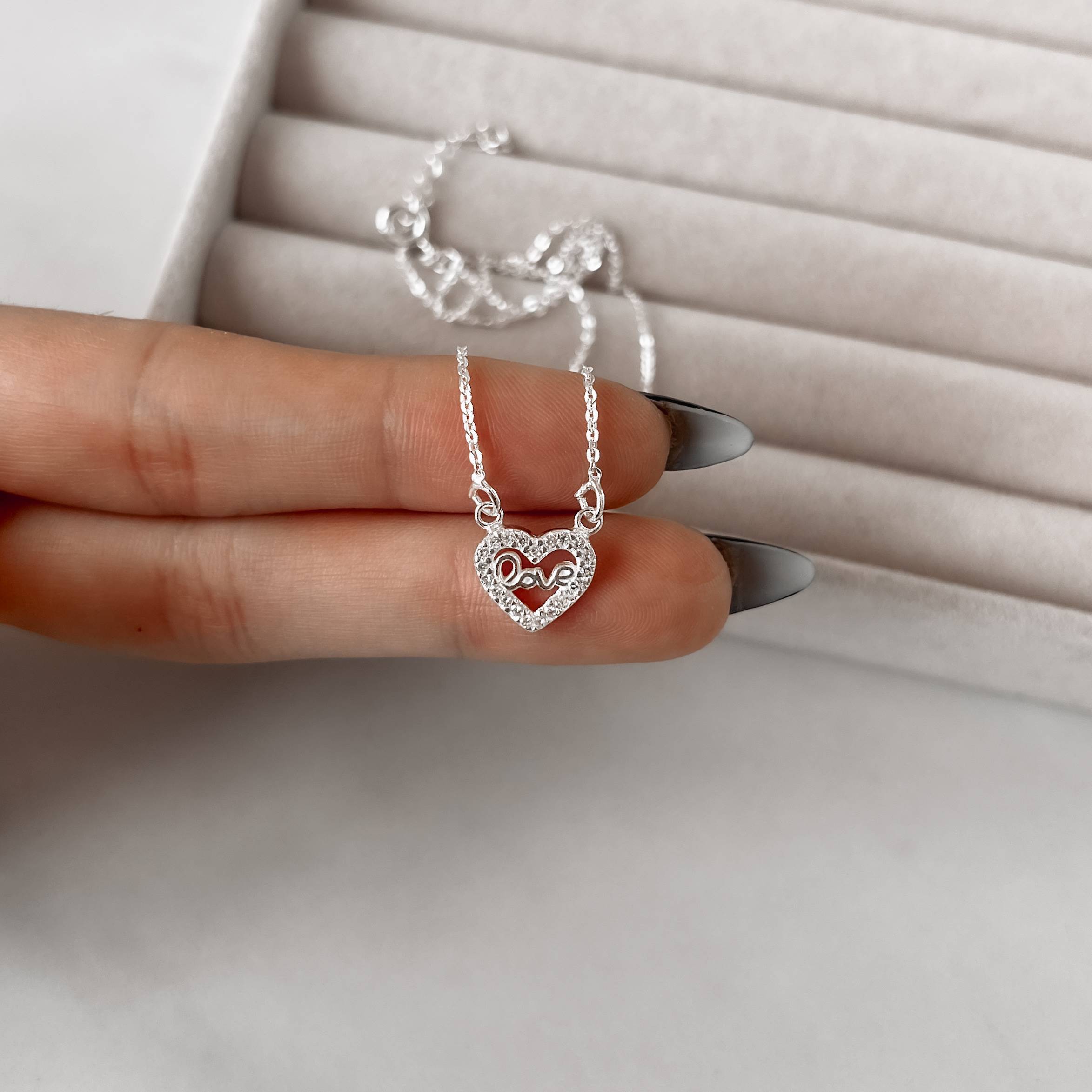 Imagem Secundária Colar coração vazado cravejado escrito love 11mm corrente cadeado 40cm com alongadora