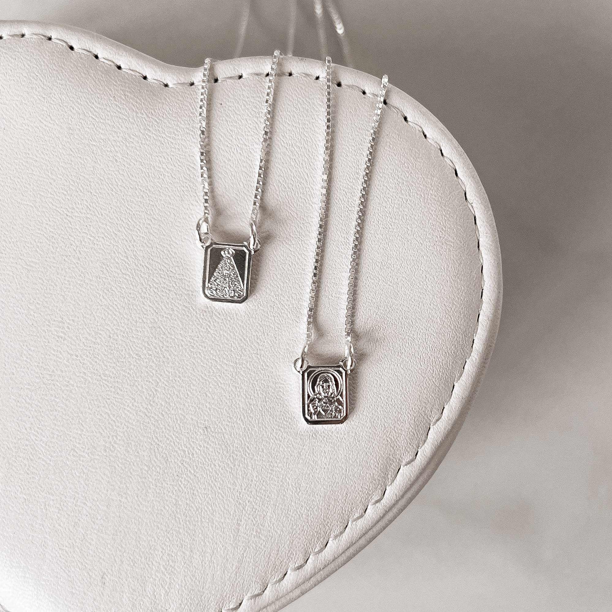 Escapulário mini medalhas Nsa. Sra. Aparecida e Sagrado Coração verso salmos v15 60cm