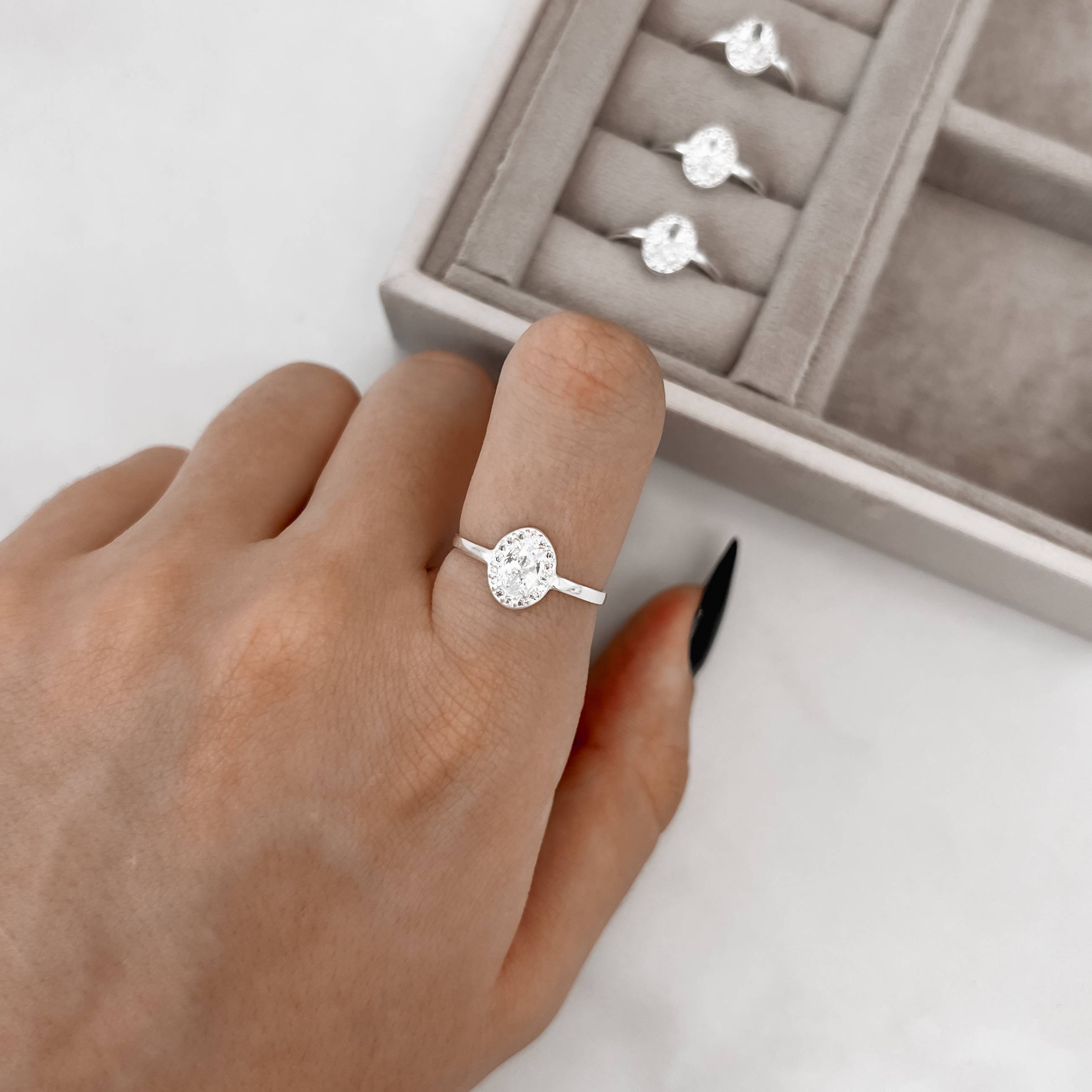 Imagem Secundária Anel solitário oval cravejado