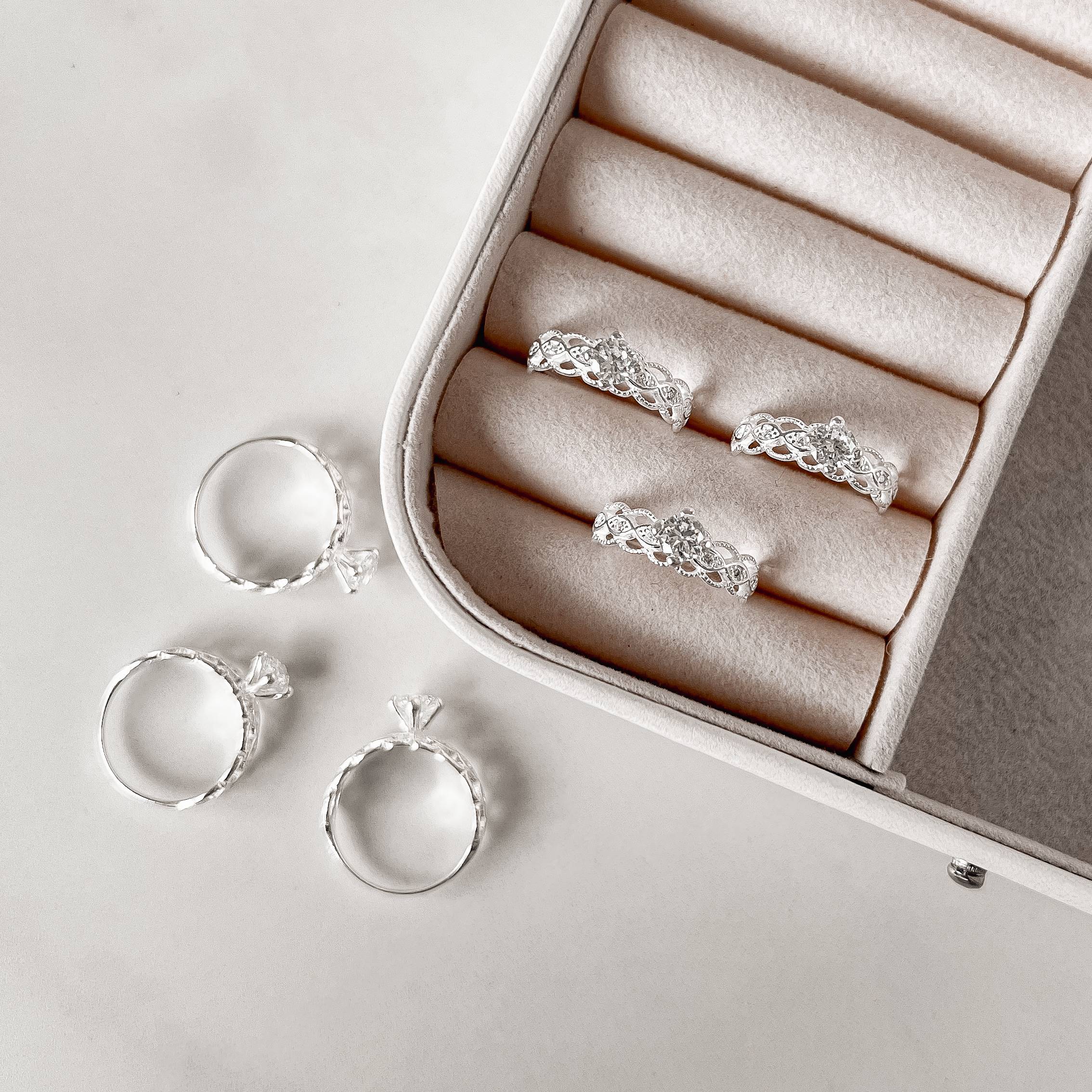 Anel solitário cravejado trabalhado