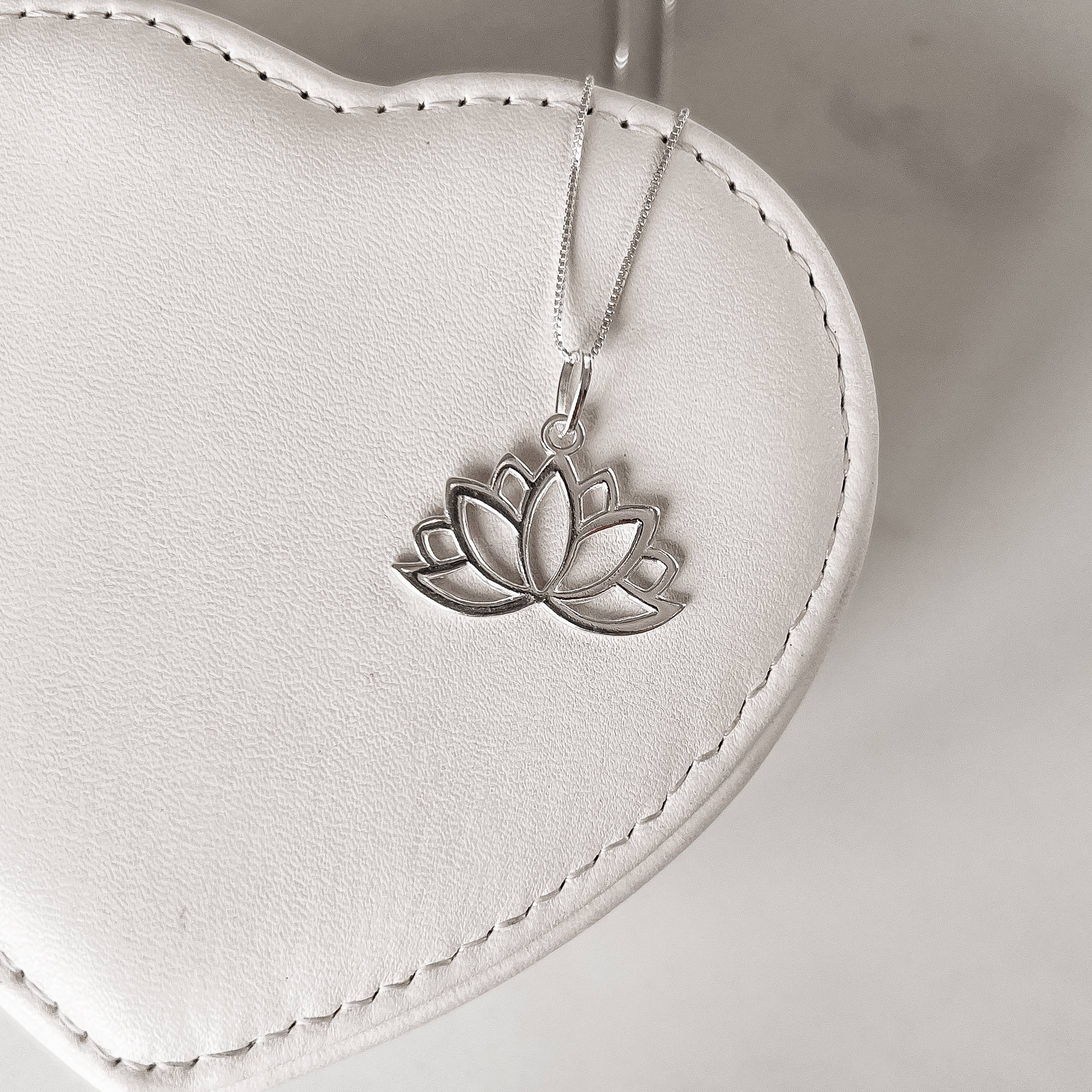 Colar pingente flor de lótus vazada 24mm 45cm