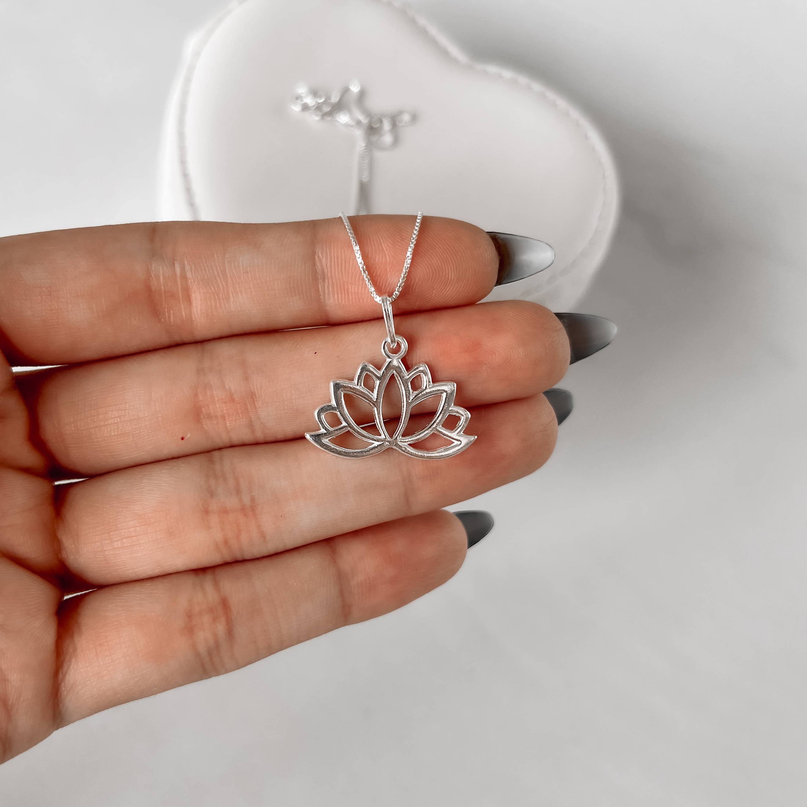 Imagem Secundária Colar pingente flor de lótus vazada 24mm 45cm