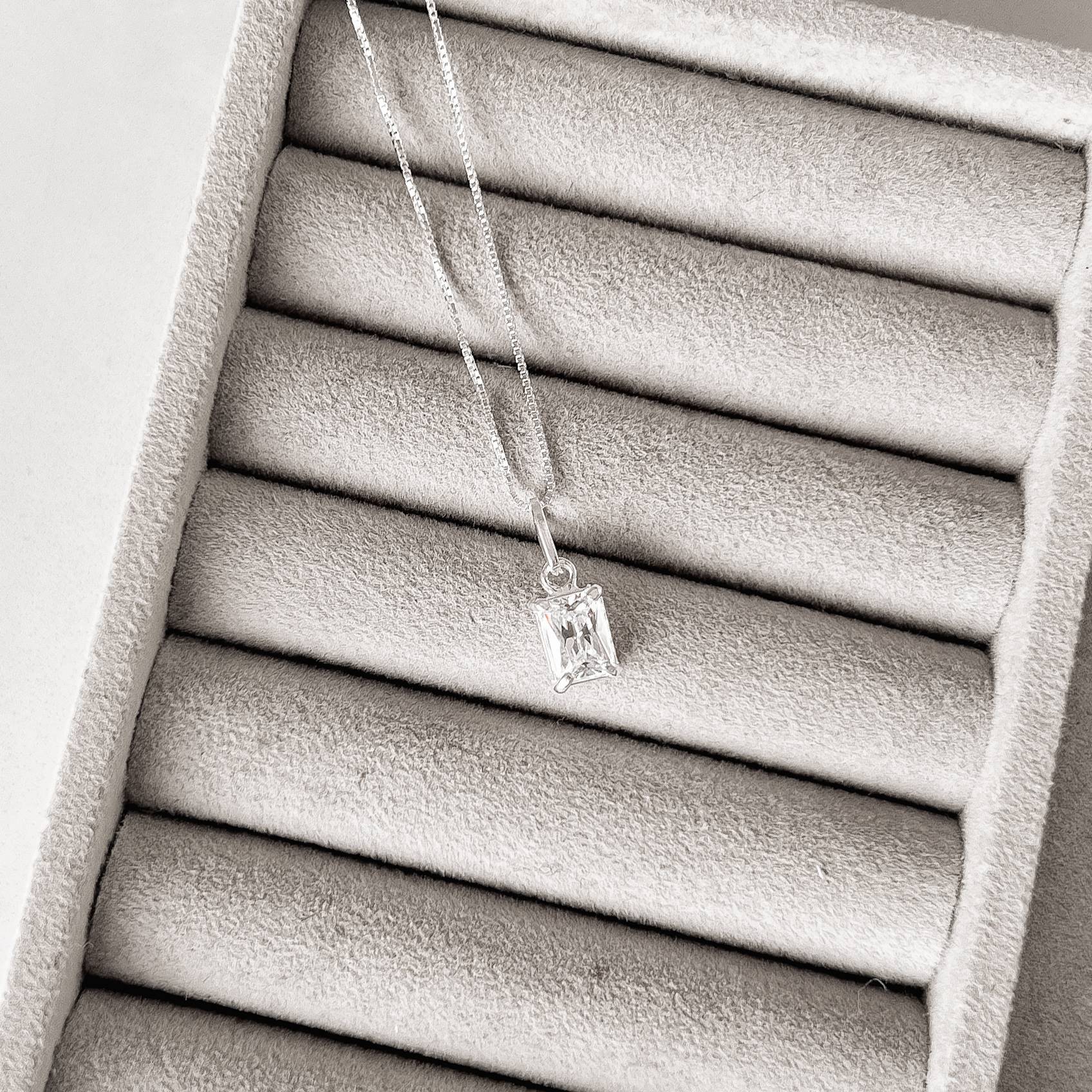 Imagem Secundária Colar pingente zircônia retangular cristal 7x5mm 45cm