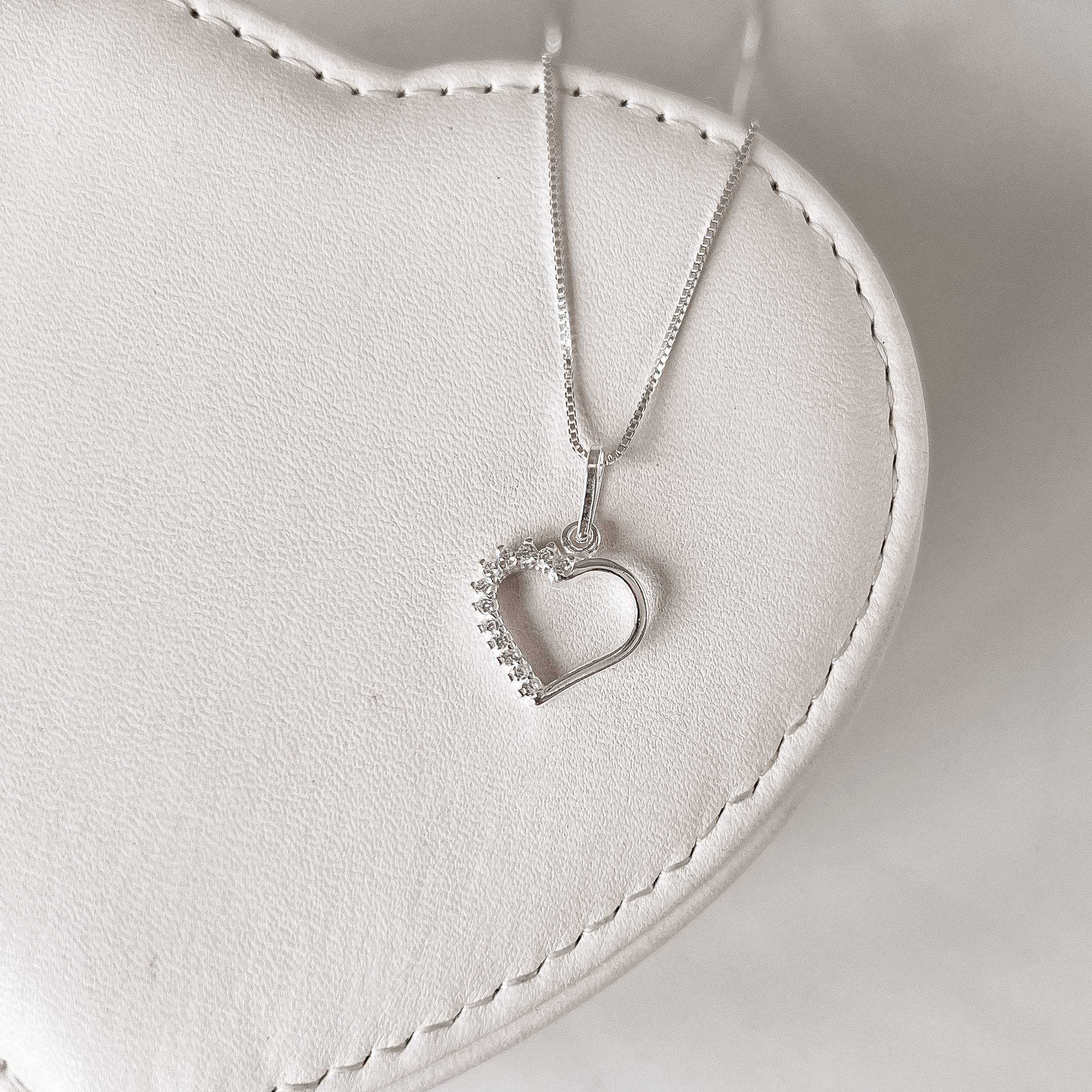 Colar pingente coração vazado metade cravejada 12mm 45cm