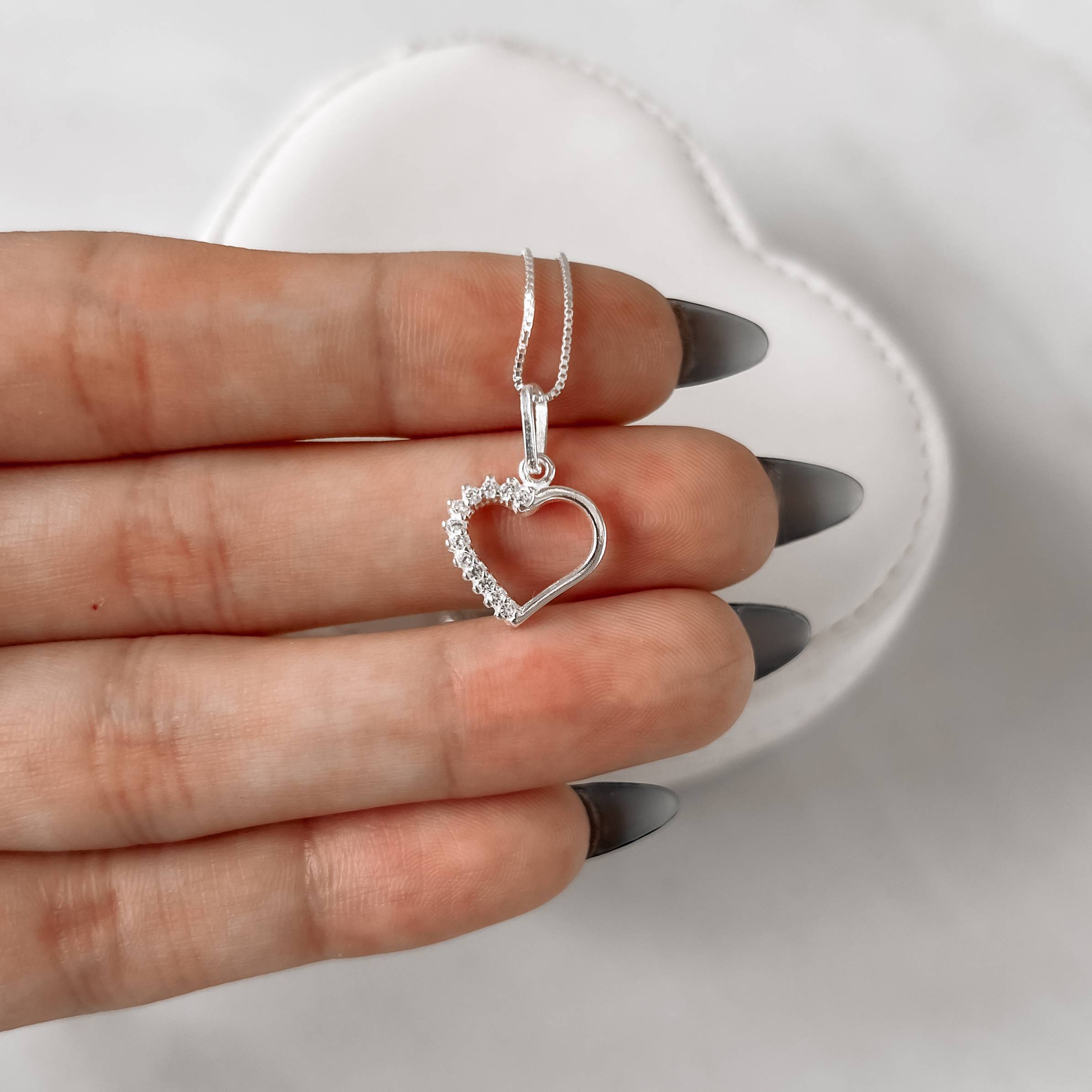 Imagem Secundária Colar pingente coração vazado metade cravejada 12mm 45cm