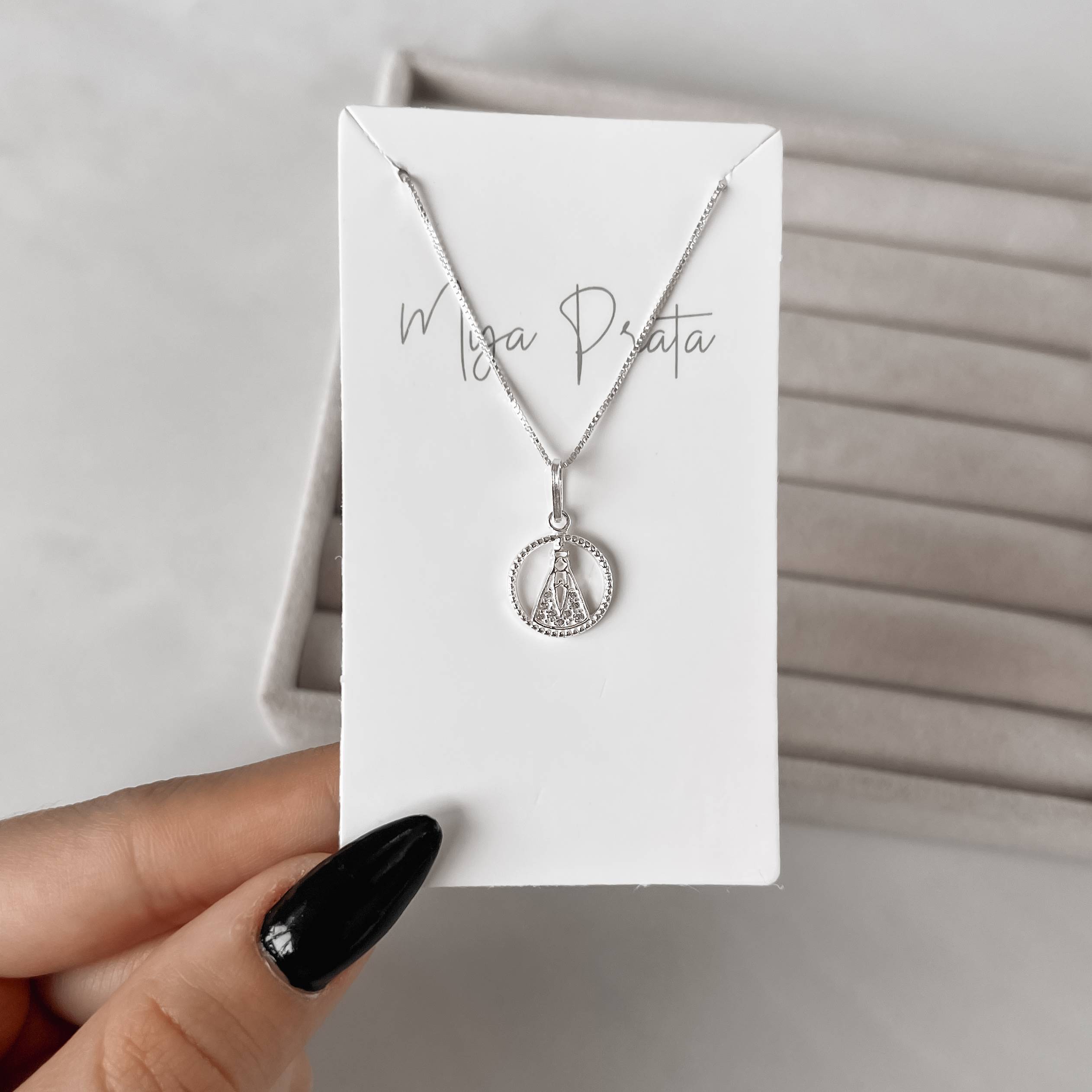 Colar pingente medalha vazada Nsa. Sra. Aparecida cravejada 12mm 45cm