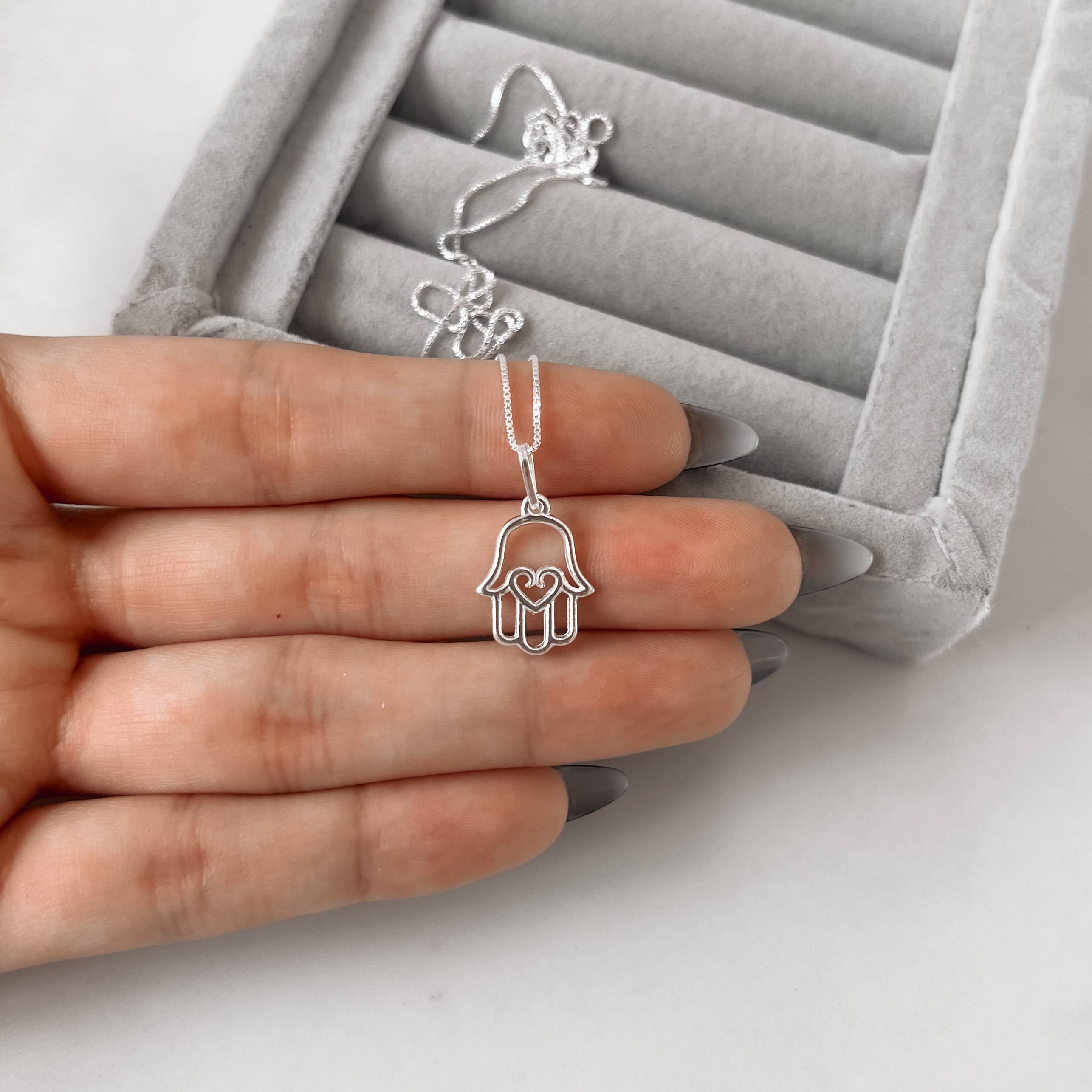 Imagem Secundária Colar pingente mão detalhe coração 12mm 45cm