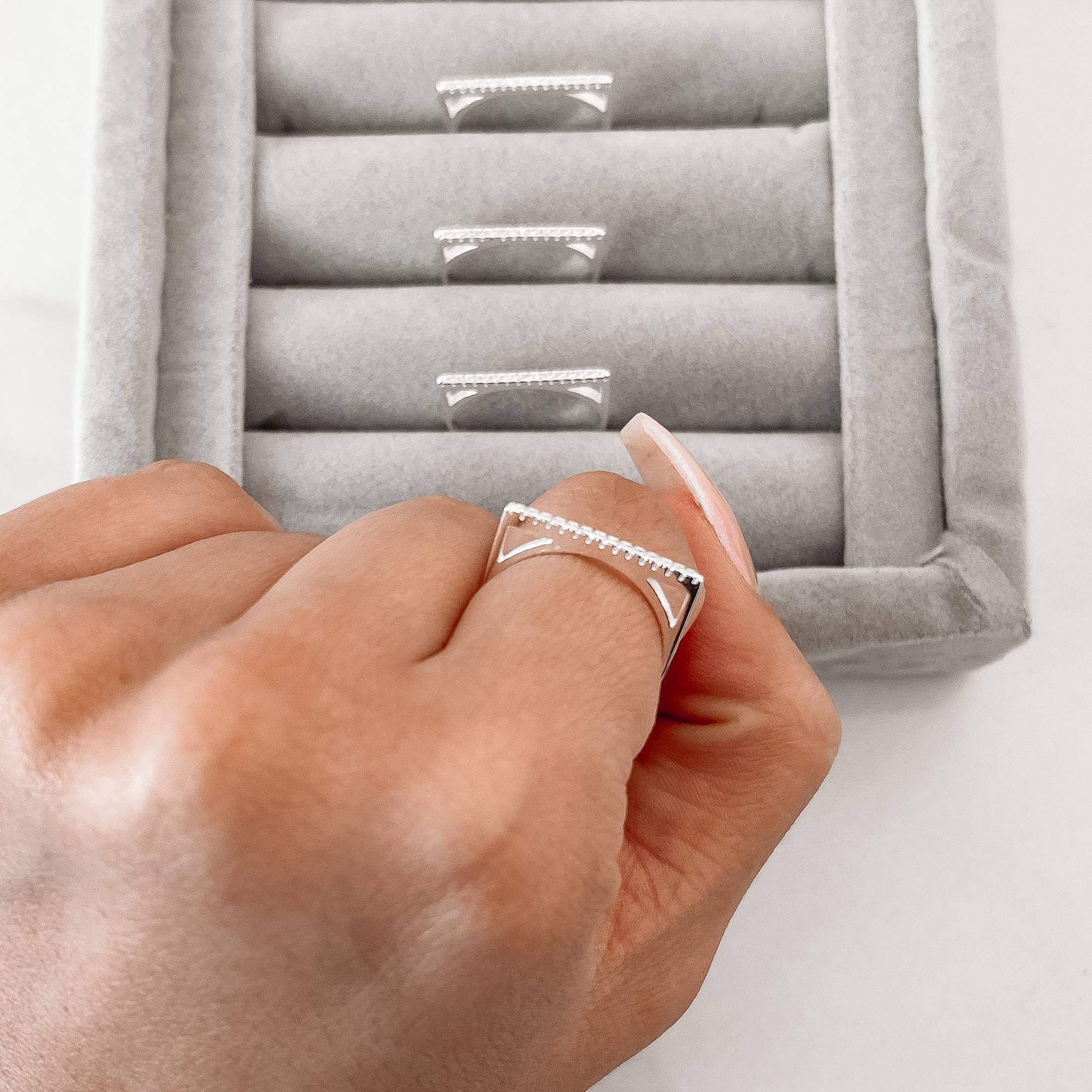 Imagem Anel reto cravejado detalhe vazado