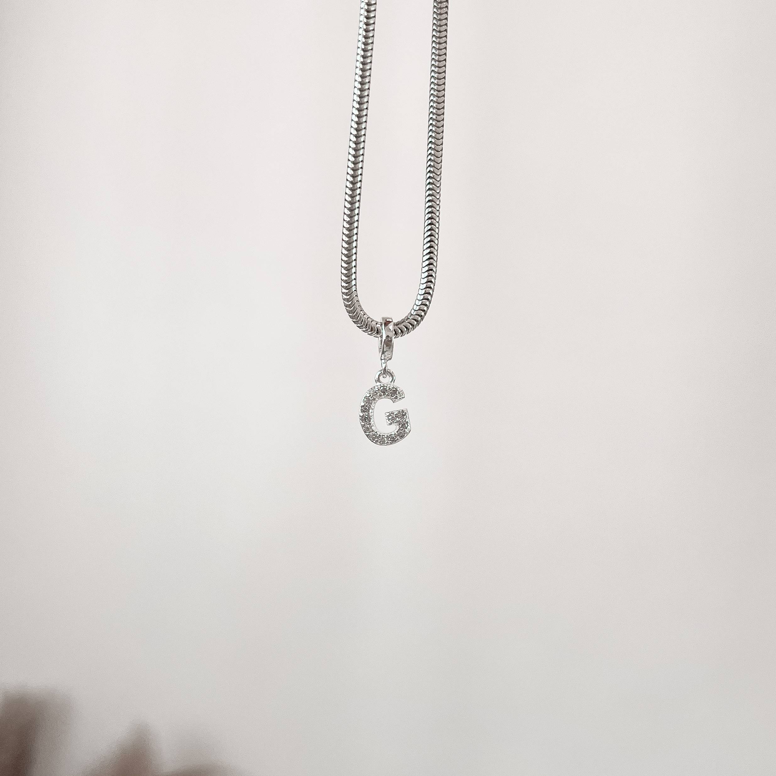 Berloque pingente letra G cravejada 10mm