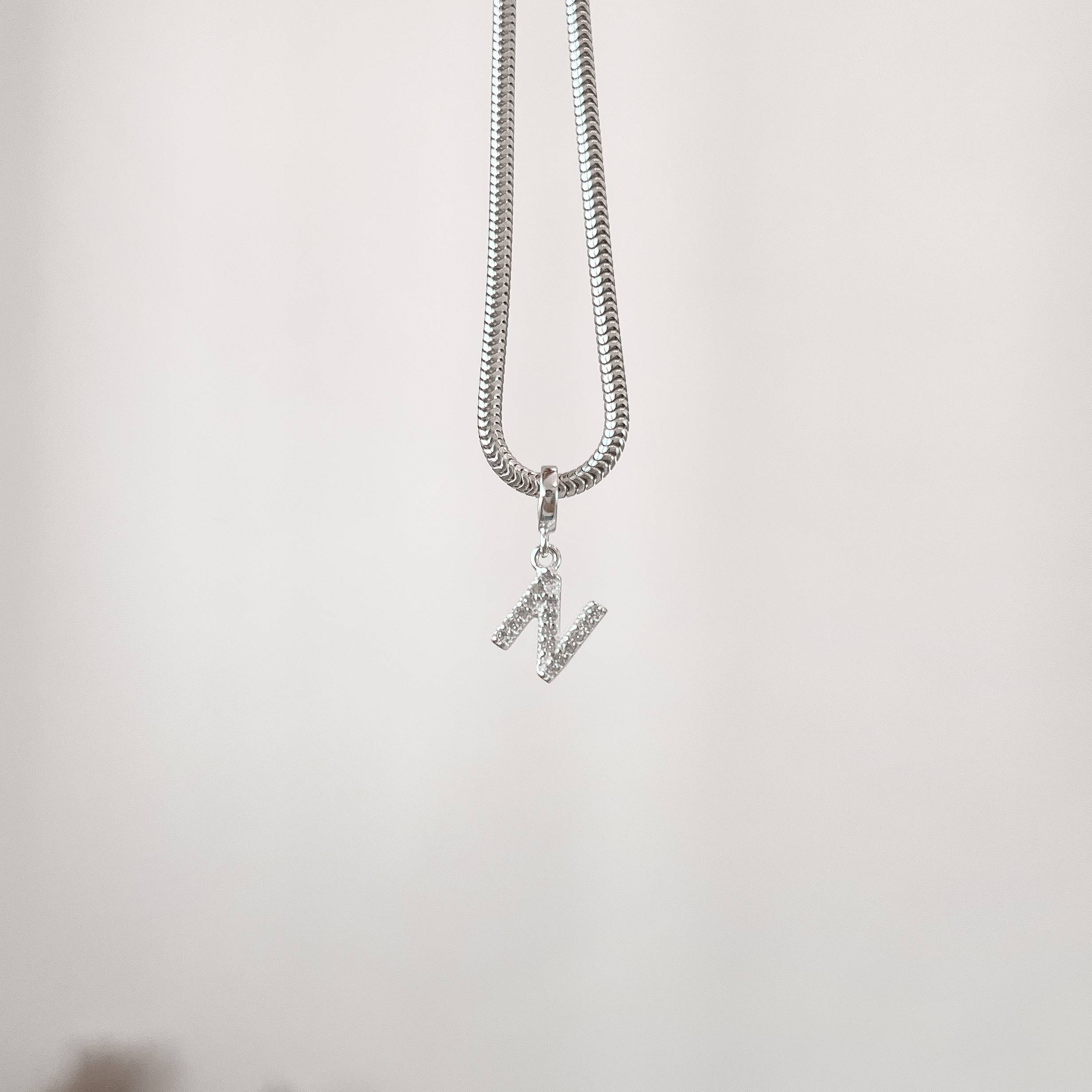 Berloque pingente letra N cravejada 9mm