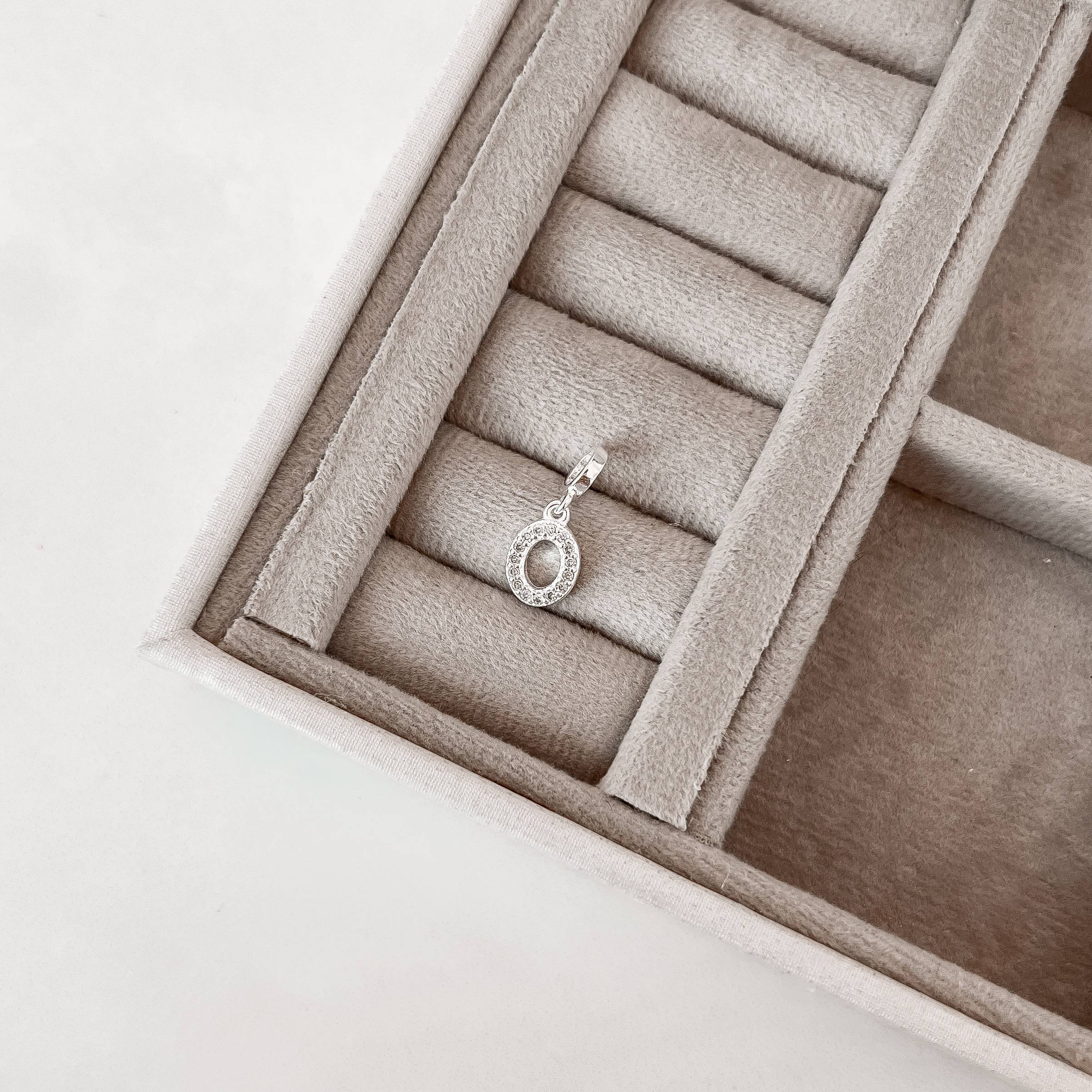 Berloque pingente letra O cravejada 10mm