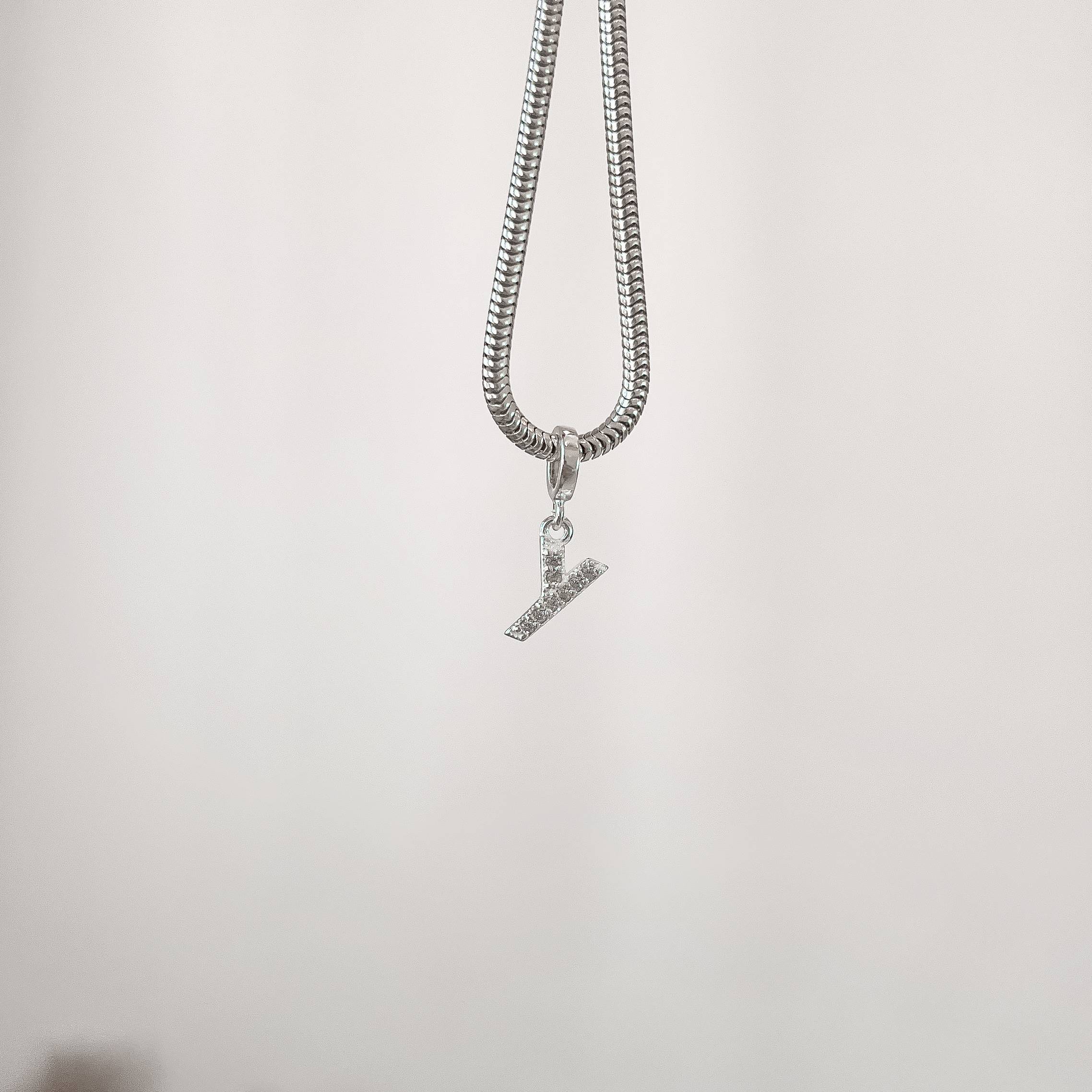 Berloque pingente letra Y cravejada 10mm