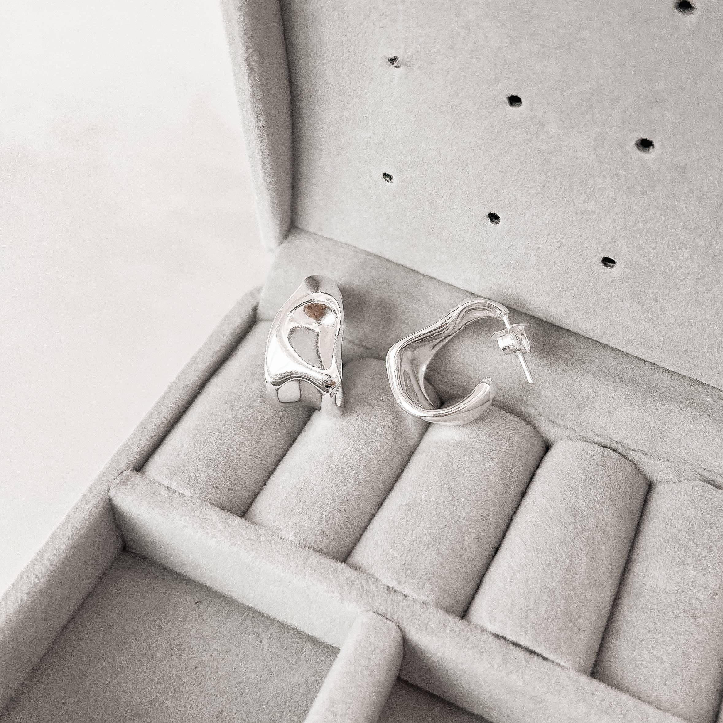 Imagem Secundária Argola oval assimétrica 21mm tarraxa