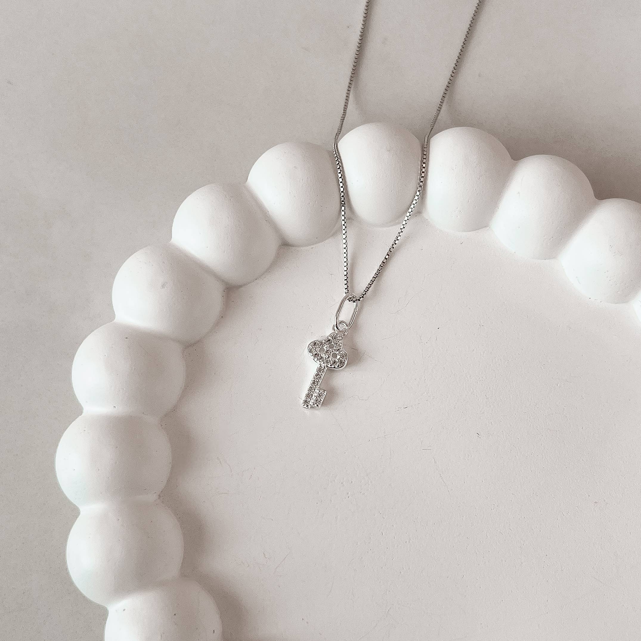 Imagem Colar pingente chave toda cravejada 14mm 45cm