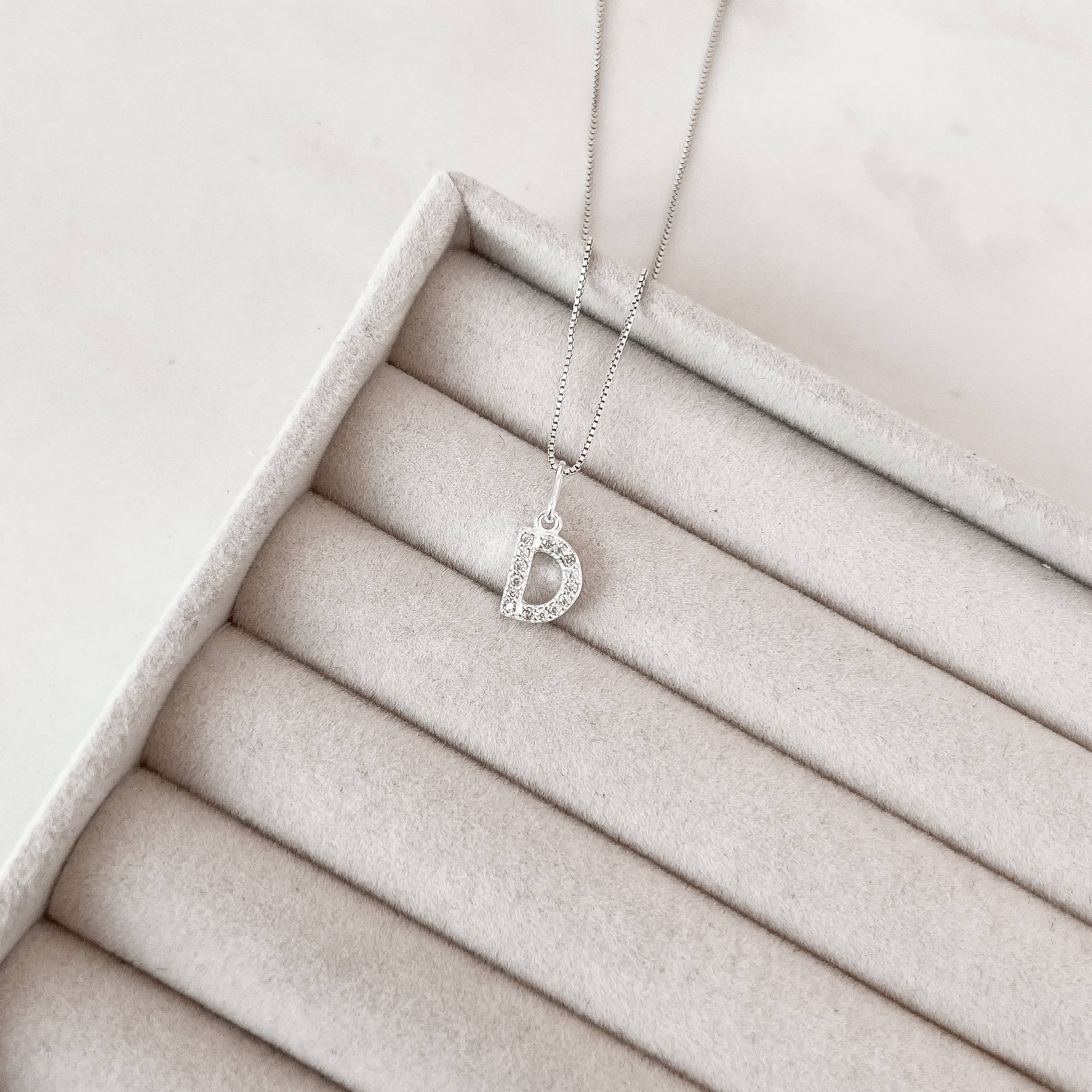 Imagem Secundária Colar pingente letra D cravejada 10mm 45cm