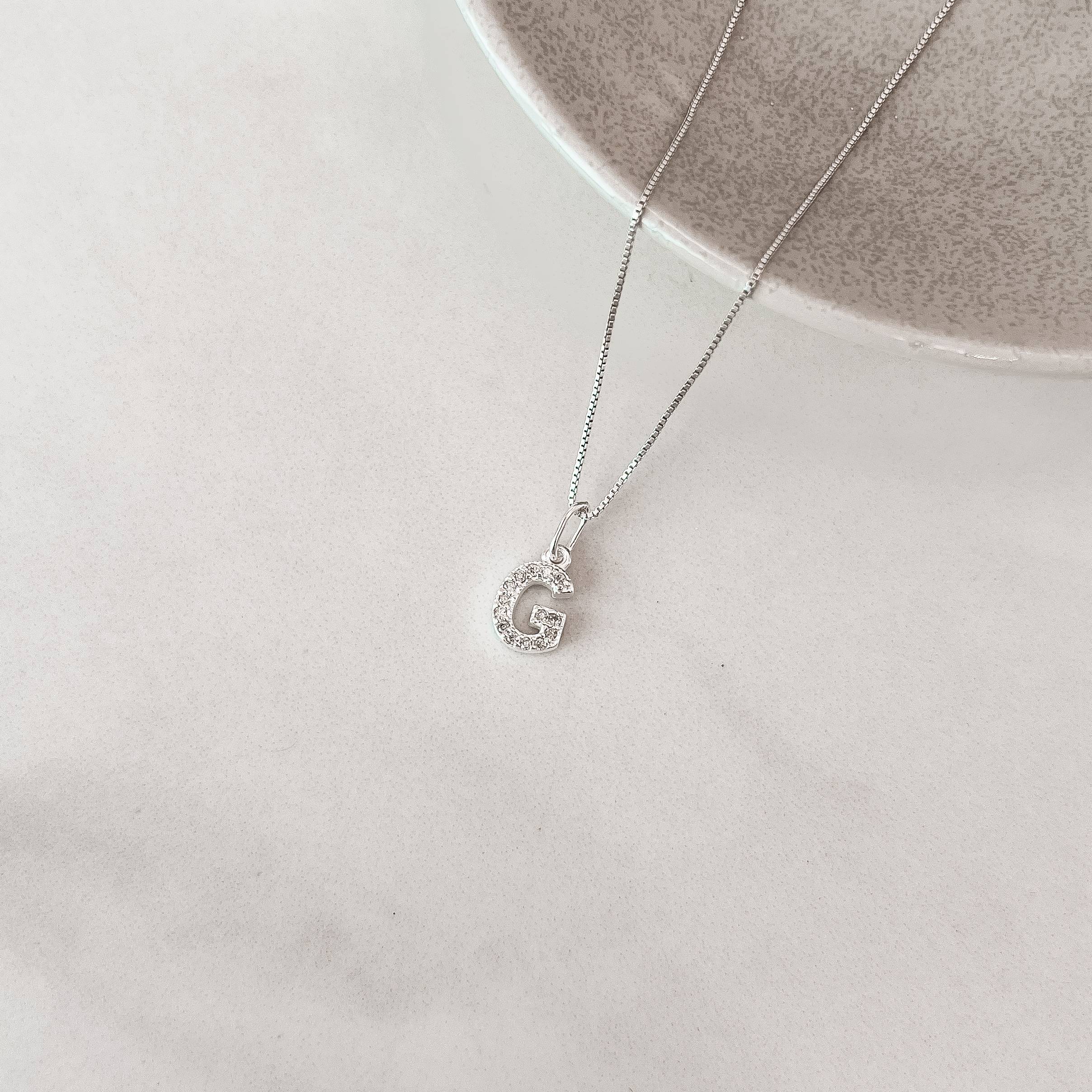 Colar pingente letra G cravejada 10mm 45cm