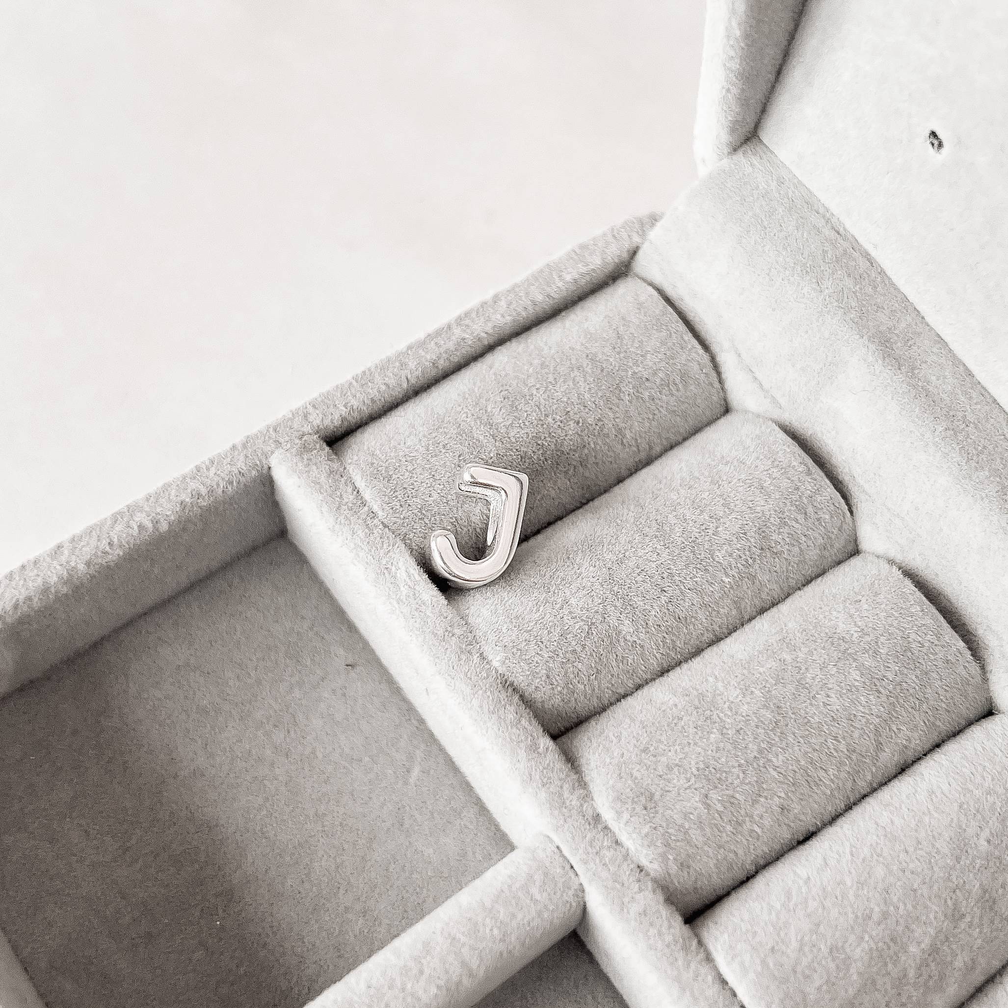 Berloque separador letra J 10mm