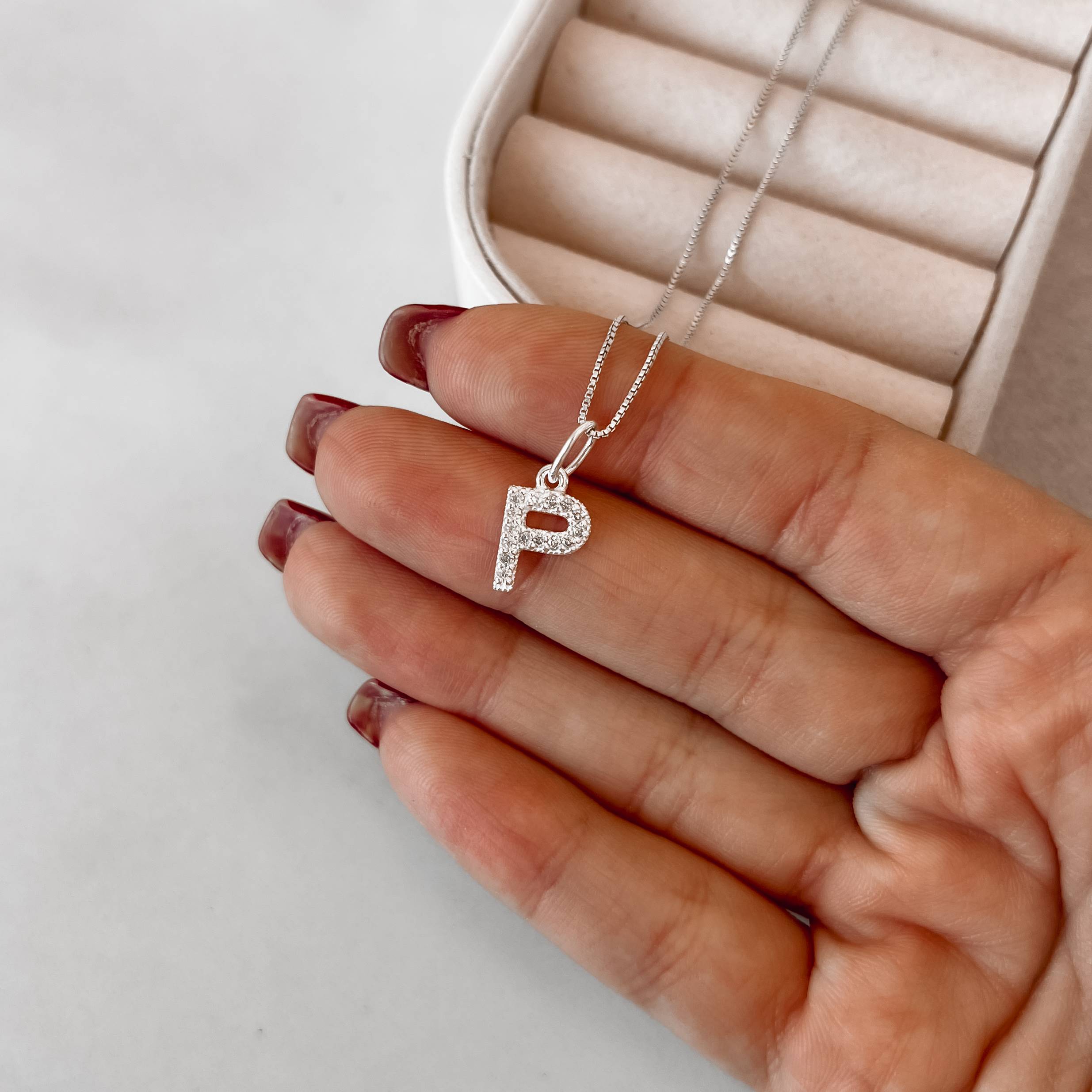 Imagem Secundária Colar pingente letra P cravejada 10mm 45cm