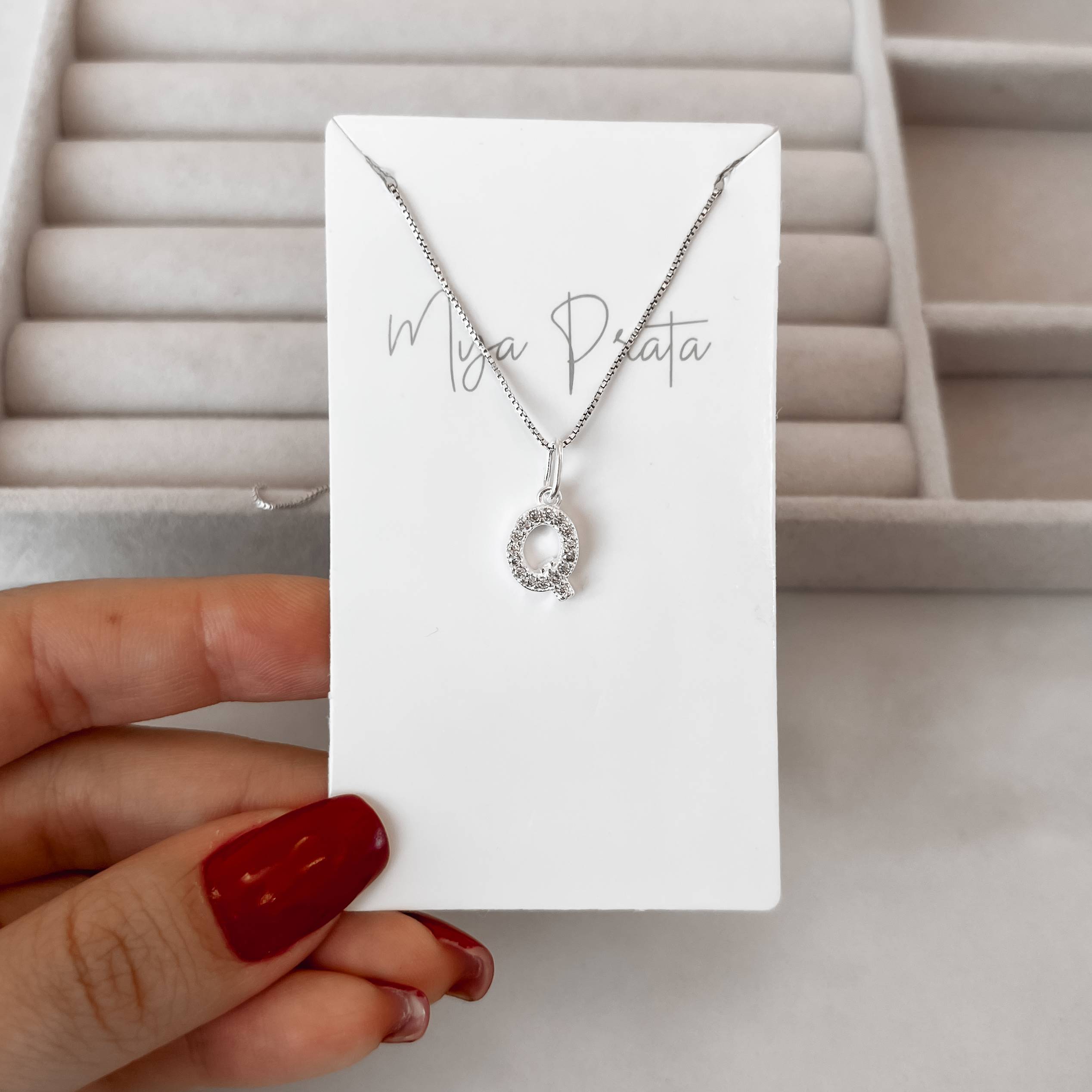 Imagem Secundária Colar pingente letra Q cravejada 10mm 45cm