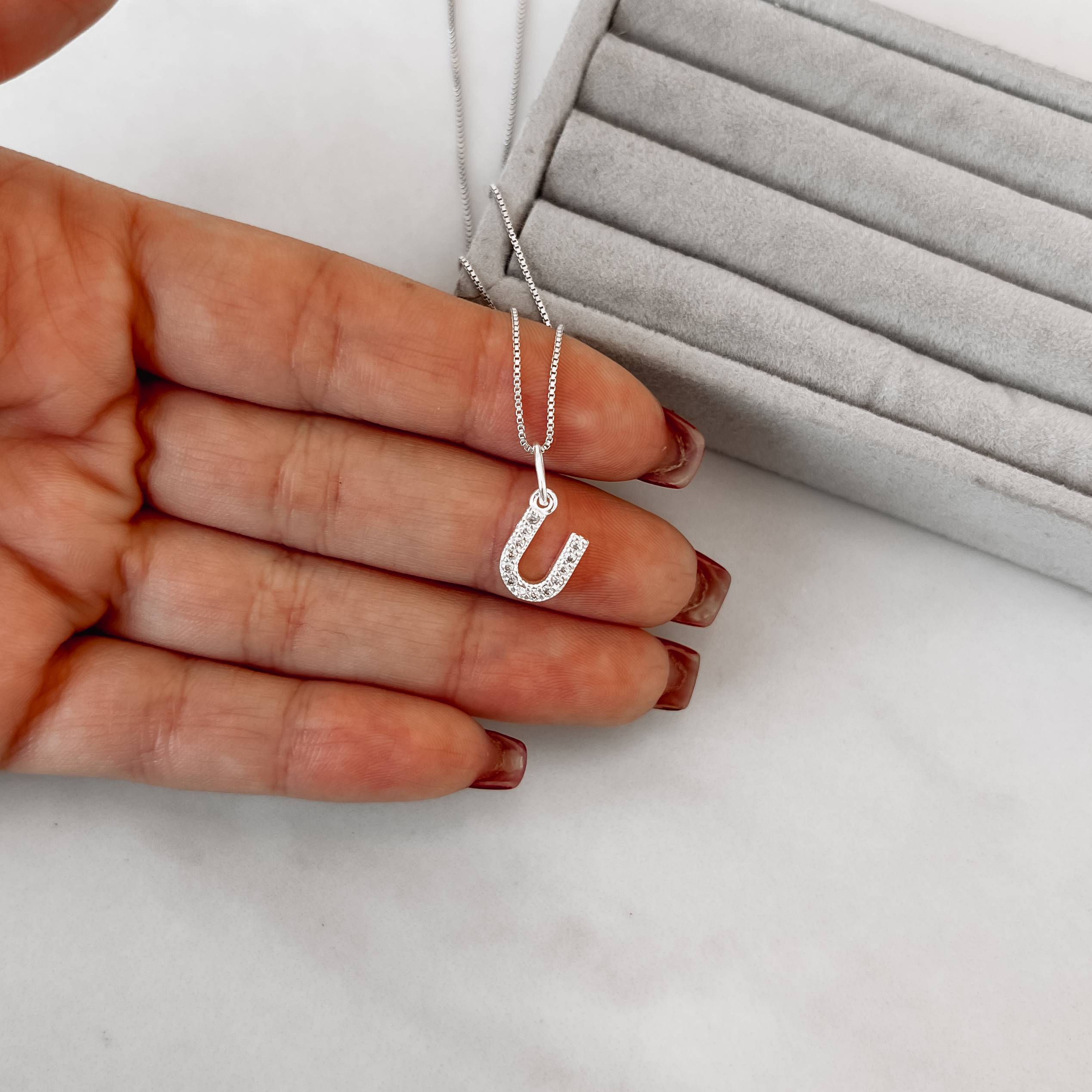 Colar pingente letra U cravejada 9mm 45cm