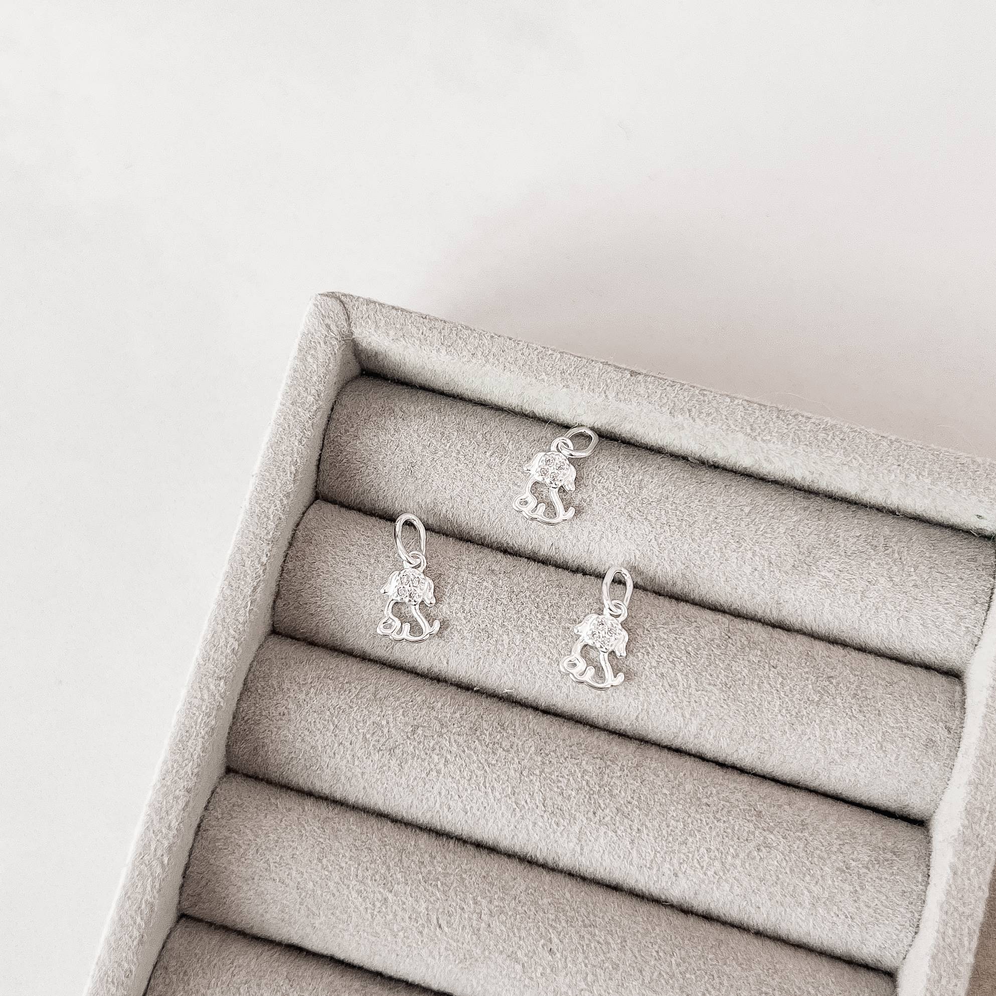 Pingente cachorro vazado com zircônias 7mm