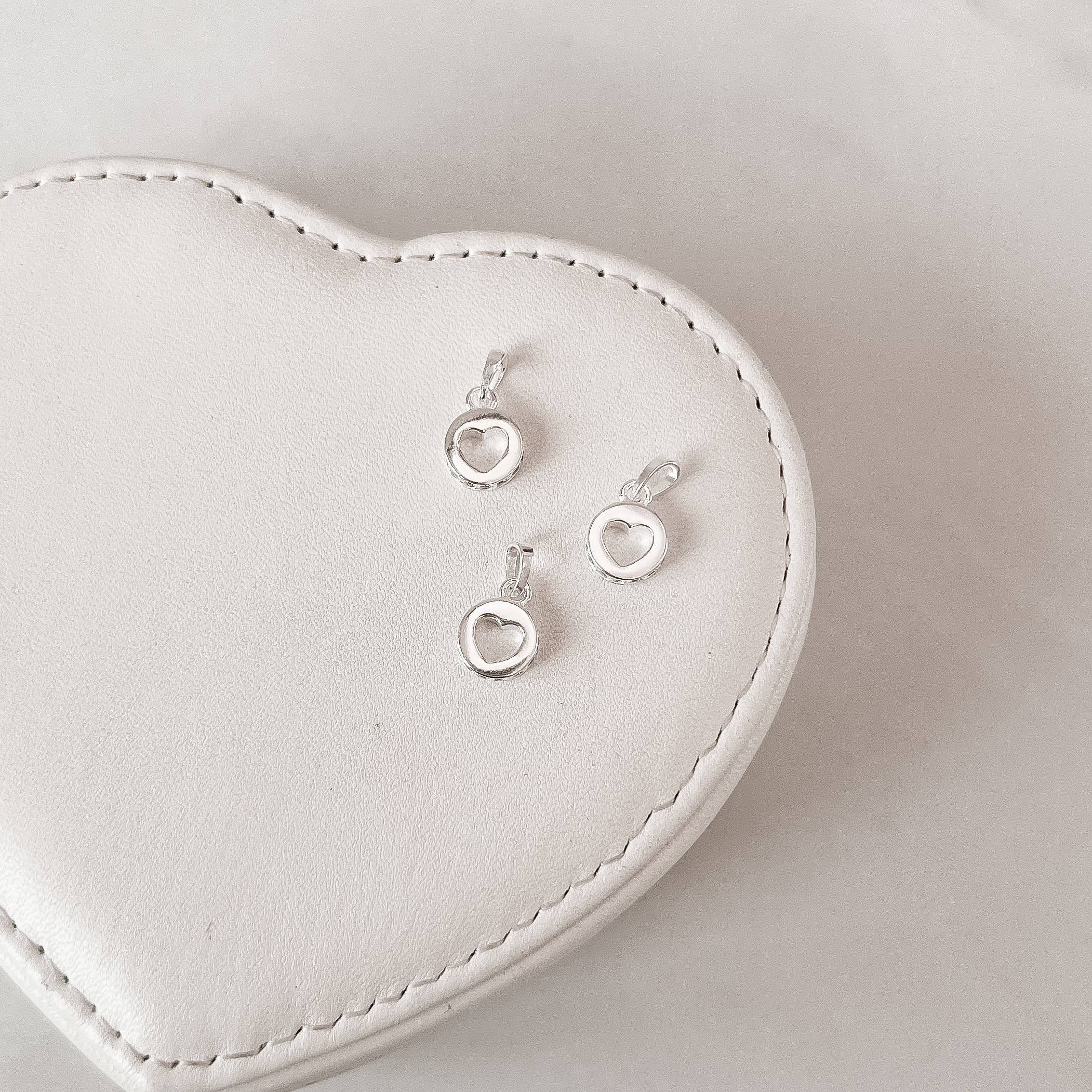 Pingente medalha coração vazado detalhe cravejado 8mm