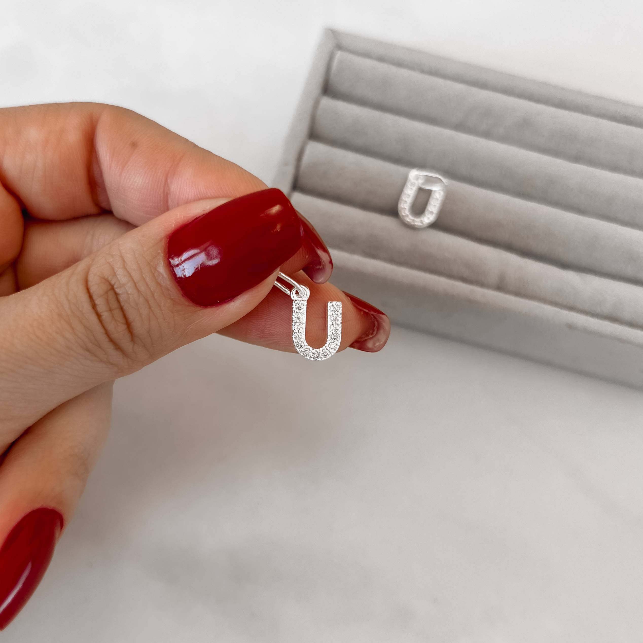 Pingente letra U cravejada 9mm