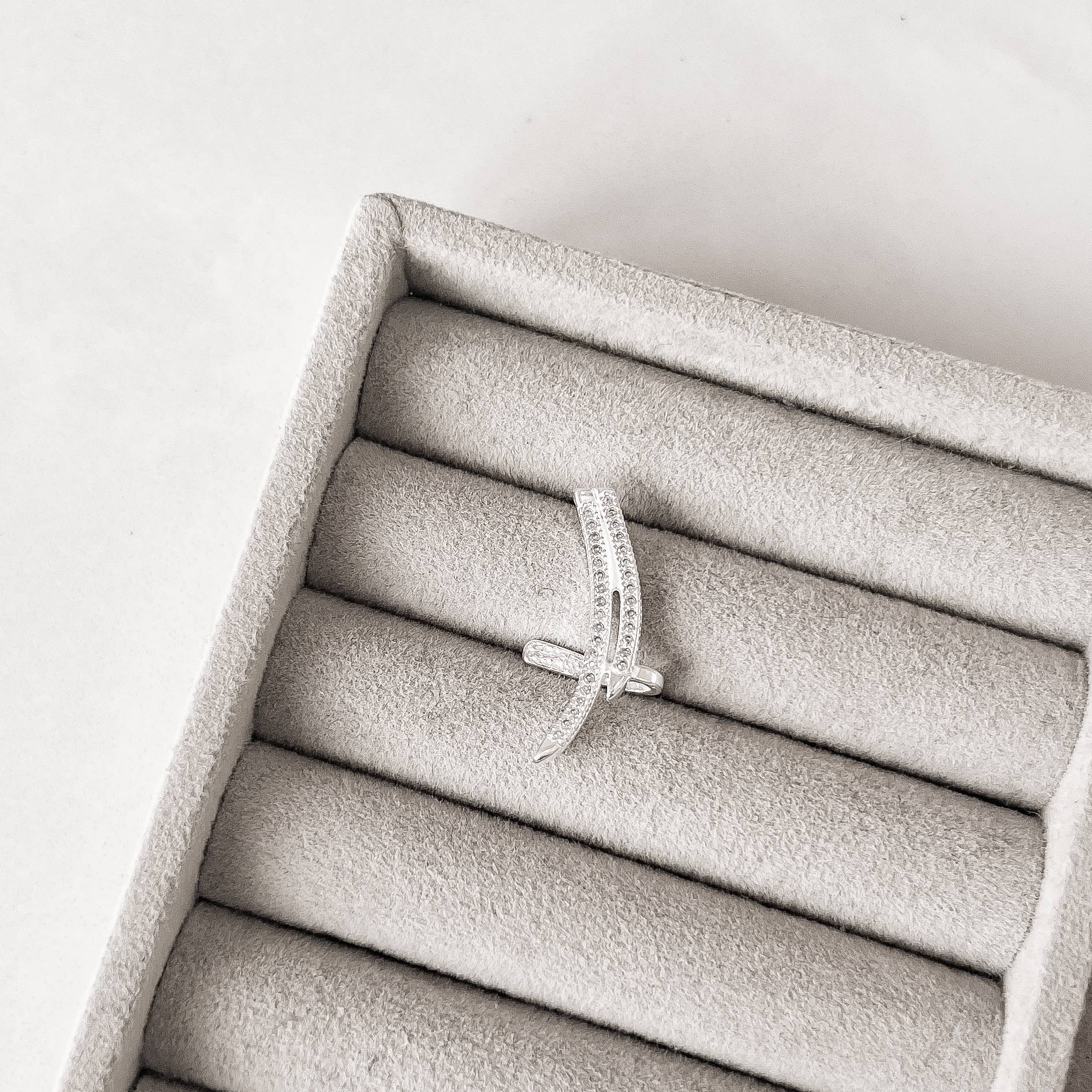 Piercing fake 2 curvas cravejadas orelha esquerda