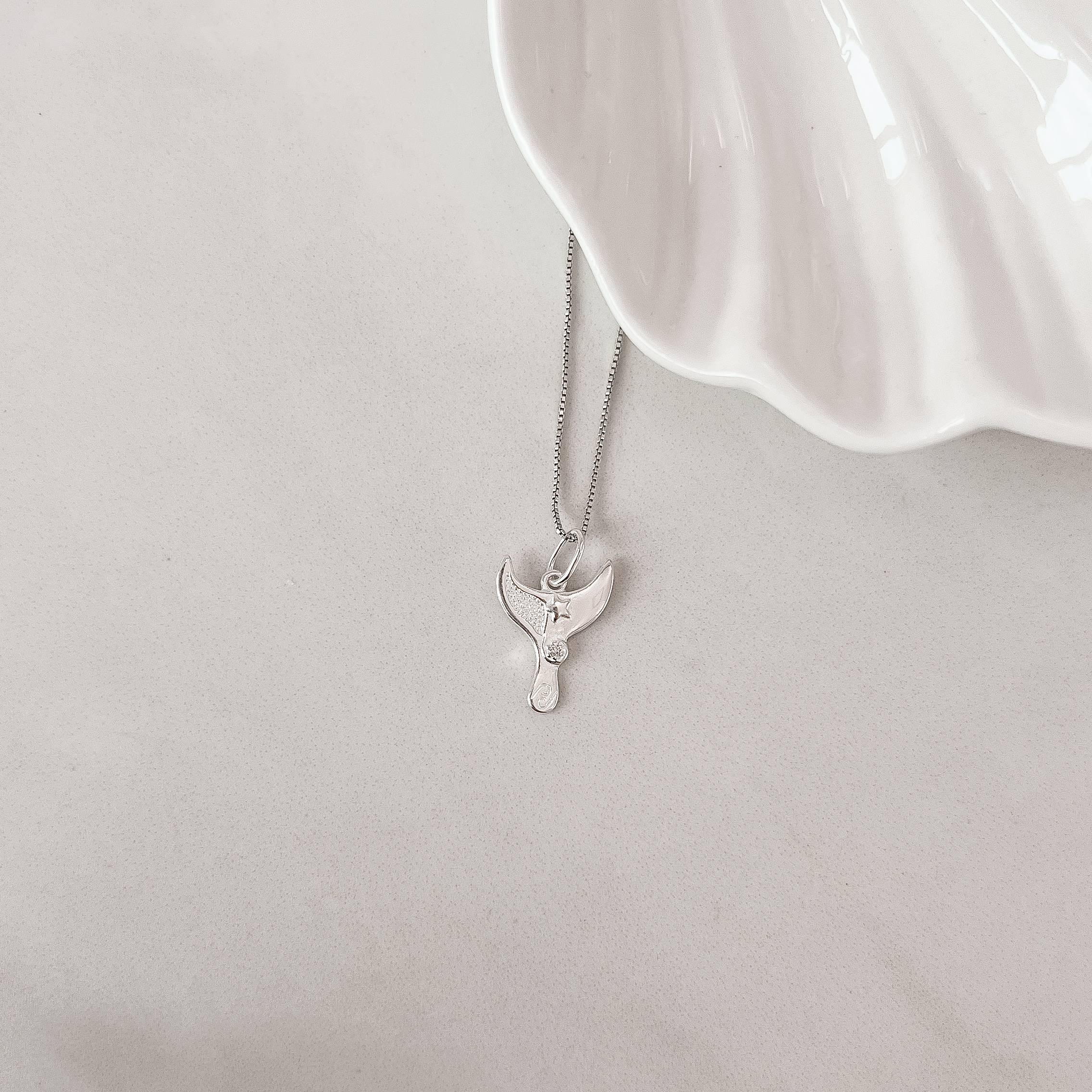 Colar pingente sereia desenhada 17mm 45cm