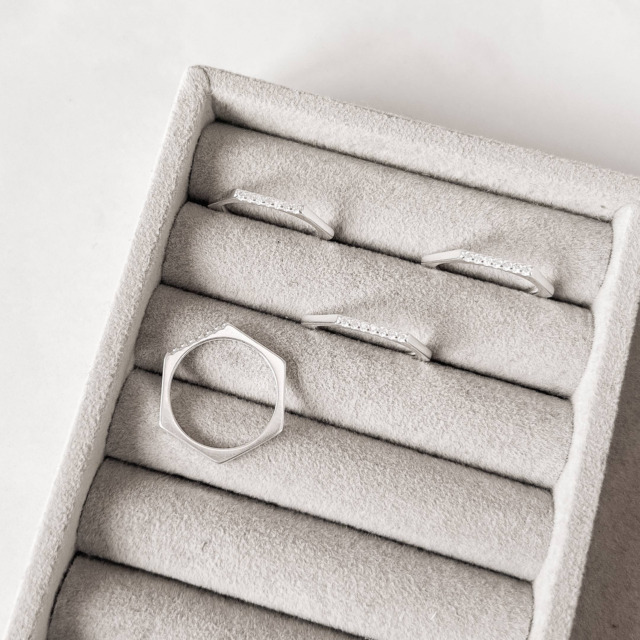 Anel hexágono detalhe cravejado