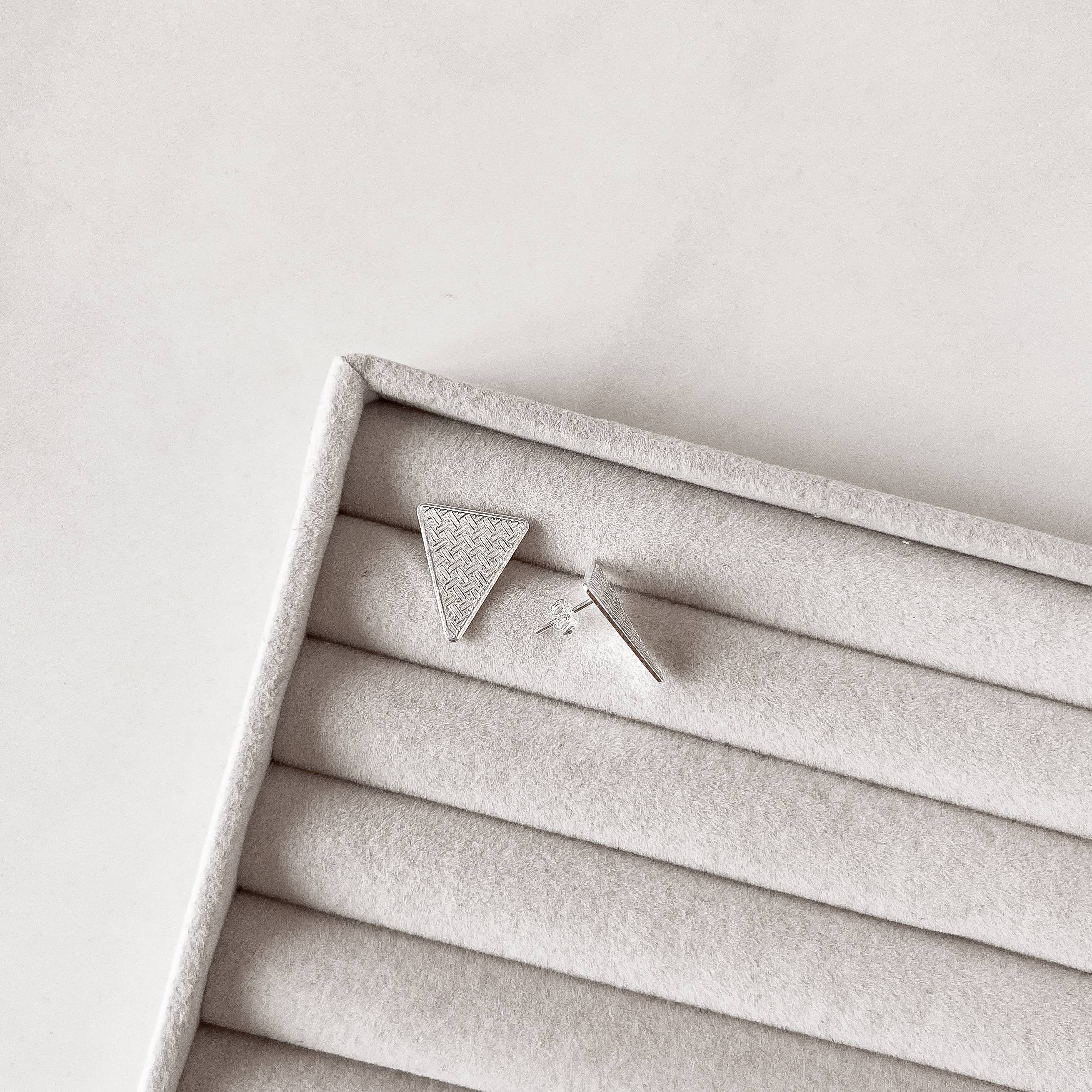 Brinco triângulo invertido desenhado 17mm