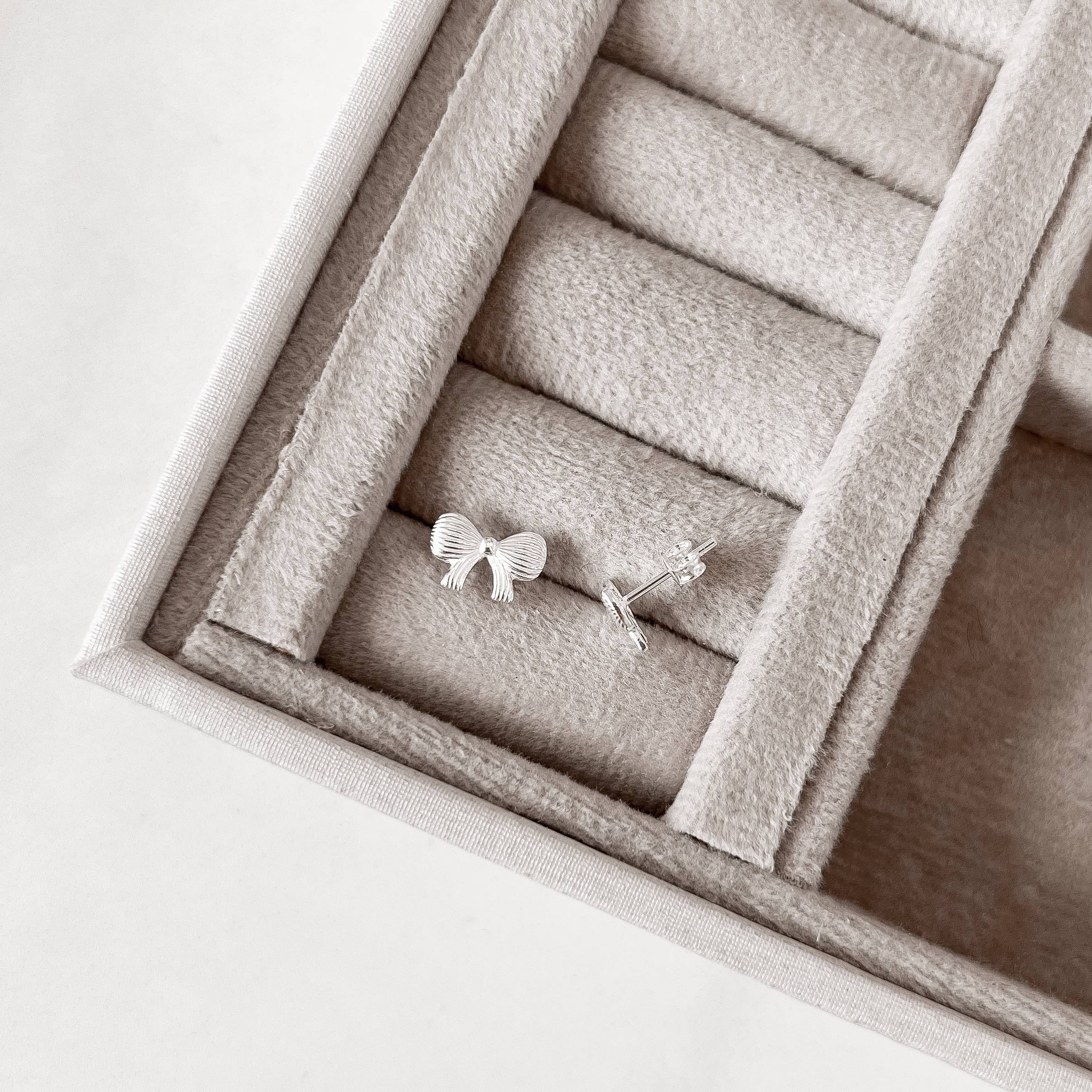 Imagem Brinco laço riscado 10mm