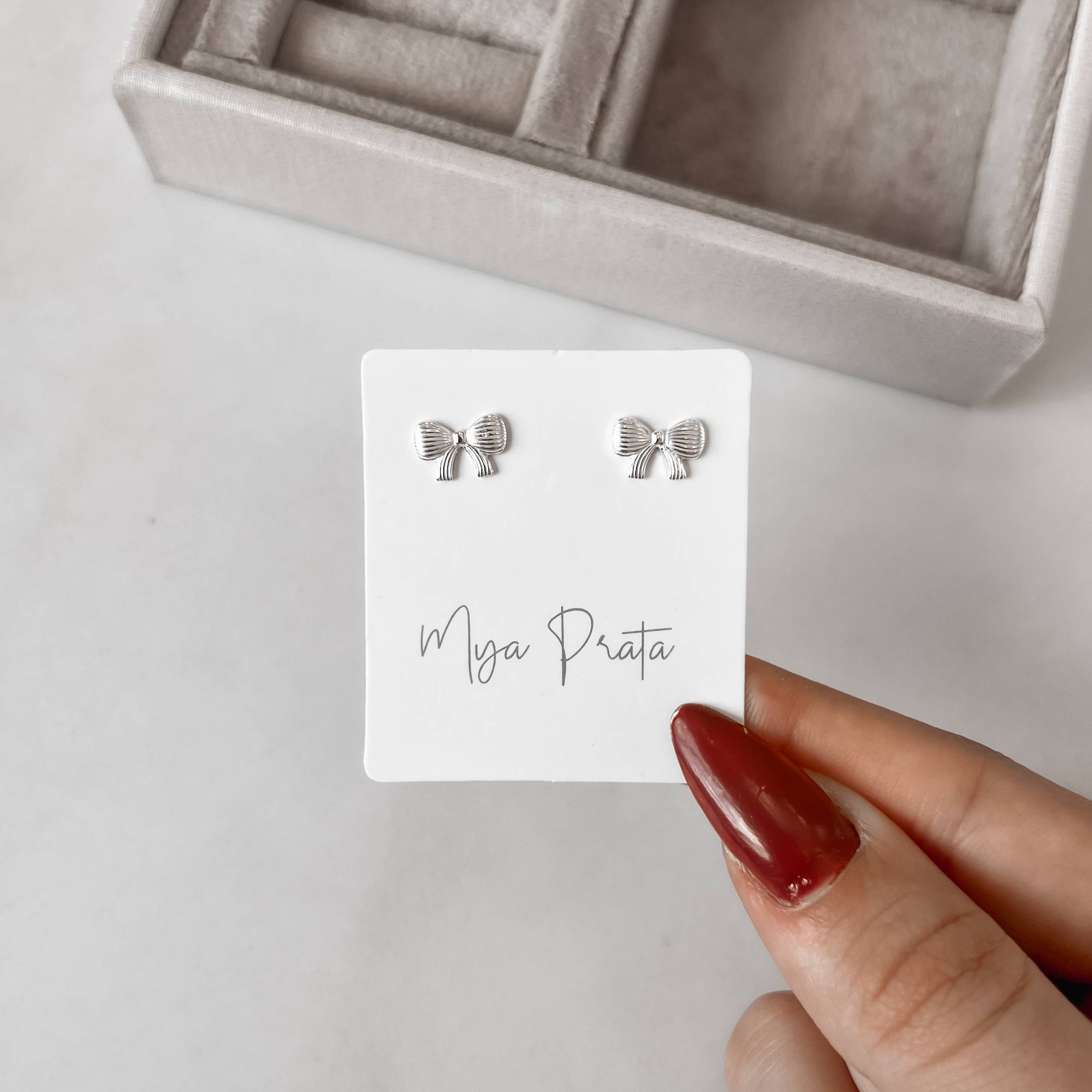 Imagem Secundária Brinco laço riscado 10mm