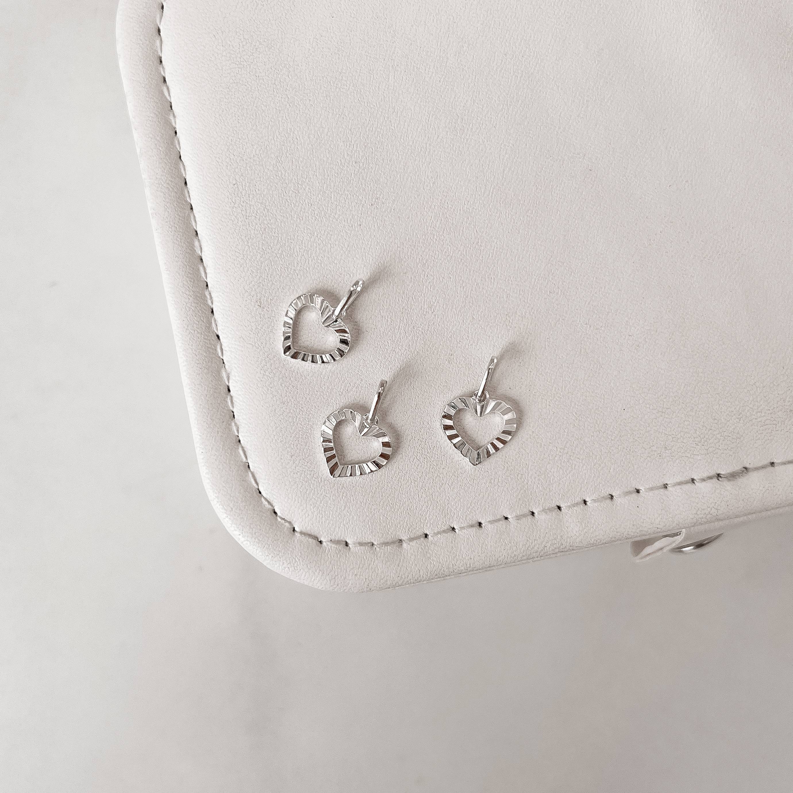 Pingente coração vazado desenhado 11mm