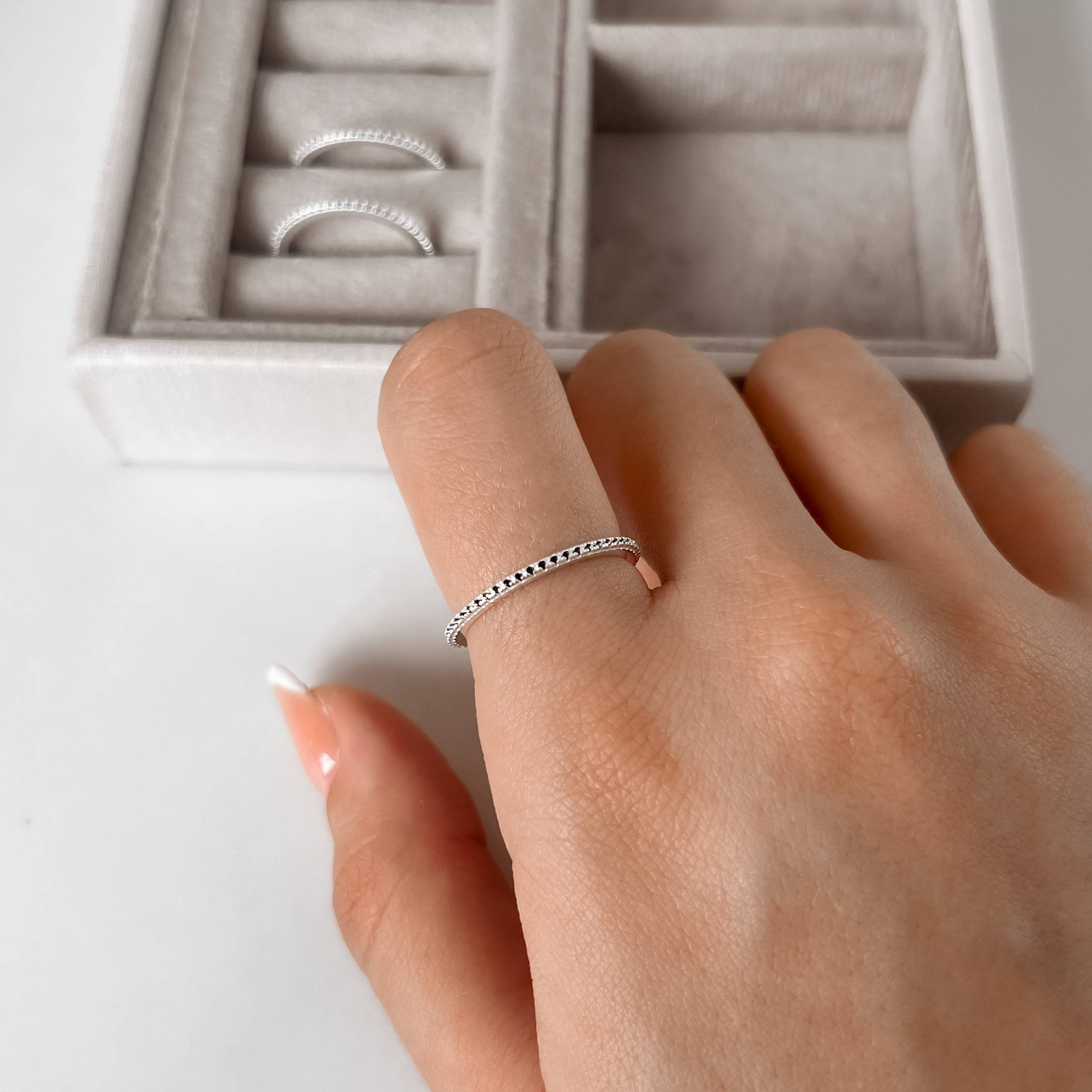 Anel aliança fina cravejada ônix