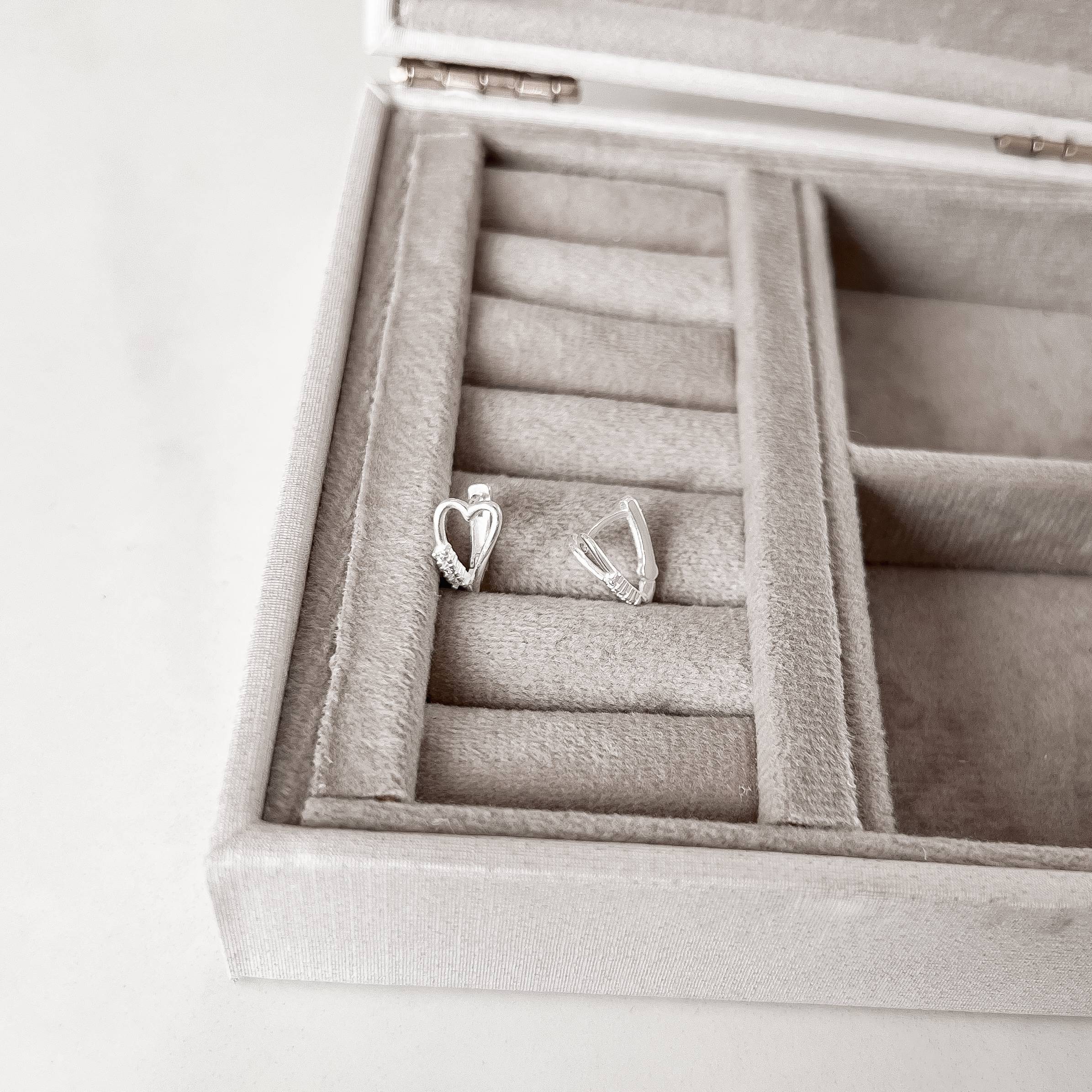 Imagem Argola click coração vazado com zircônias 12mm