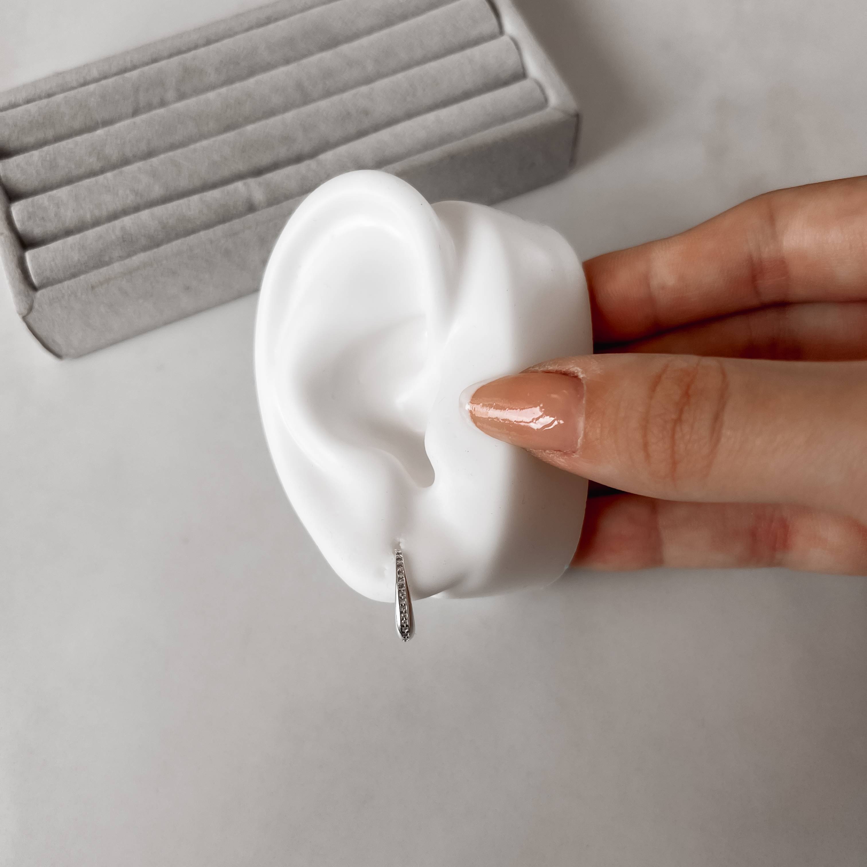 Imagem Argola oval cravejada 15mm tarraxa